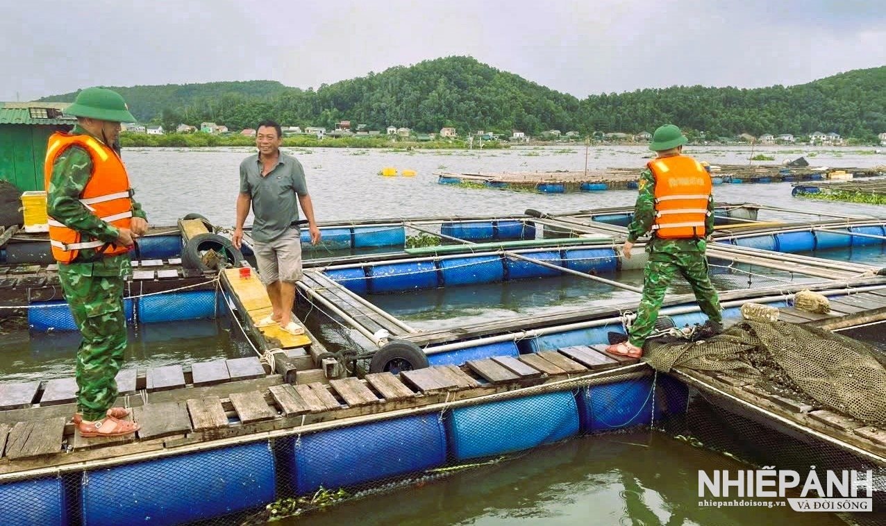 W_don-bien-phong-ckc-cua-lo-ben-thuy-phoi-hop-cac-luc-luong-ho-tro-nhan-dan-sap-xep-neo-dau-tau-thuyen-dam-bao-an-toan-long-be-nuoi-trong-thuy-san-khi-bao-do-bo-vao-dat-lien-.jpg