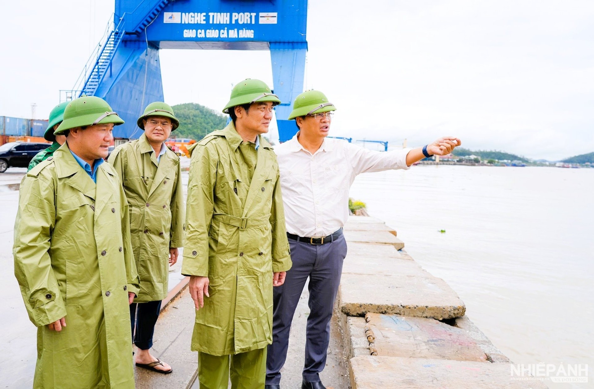 W_dong-chi-pho-bi-thu-thuong-truc-tinh-uy-cung-doan-cong-tac-kiem-tra-tai-cang-cua-lo.-anh..jpg