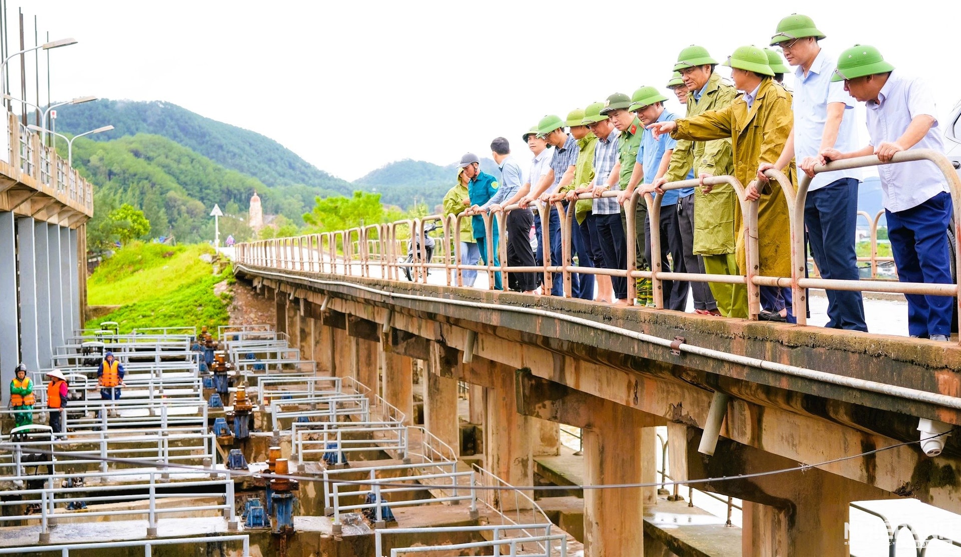 W_kiem-tra-cong-tac-van-hanh-tieu-thoat-nuoc-tai-bara-nghi-quang-o-xa-hai-loc.-anh-tl..jpg