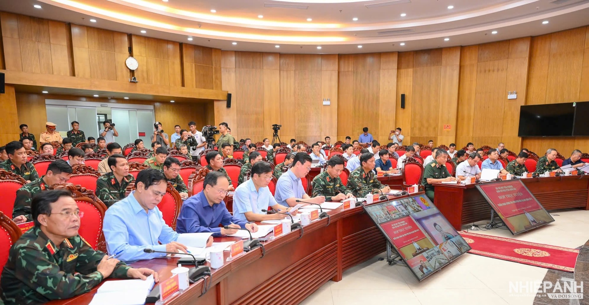 W_quang-canh-cuoc-lam-viec-tai-so-chi-huy-tien-phuong-cua-chinh-phu.-anh-thanh-cuong..jpeg