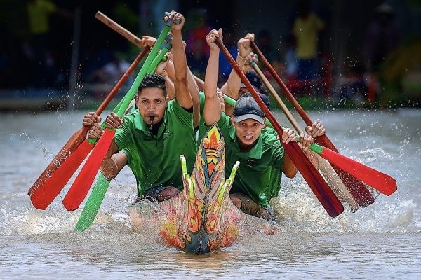 but-toc-ve-dich-hcv-ap-2025-tai-bangladesh-tran-my-chau.jpg