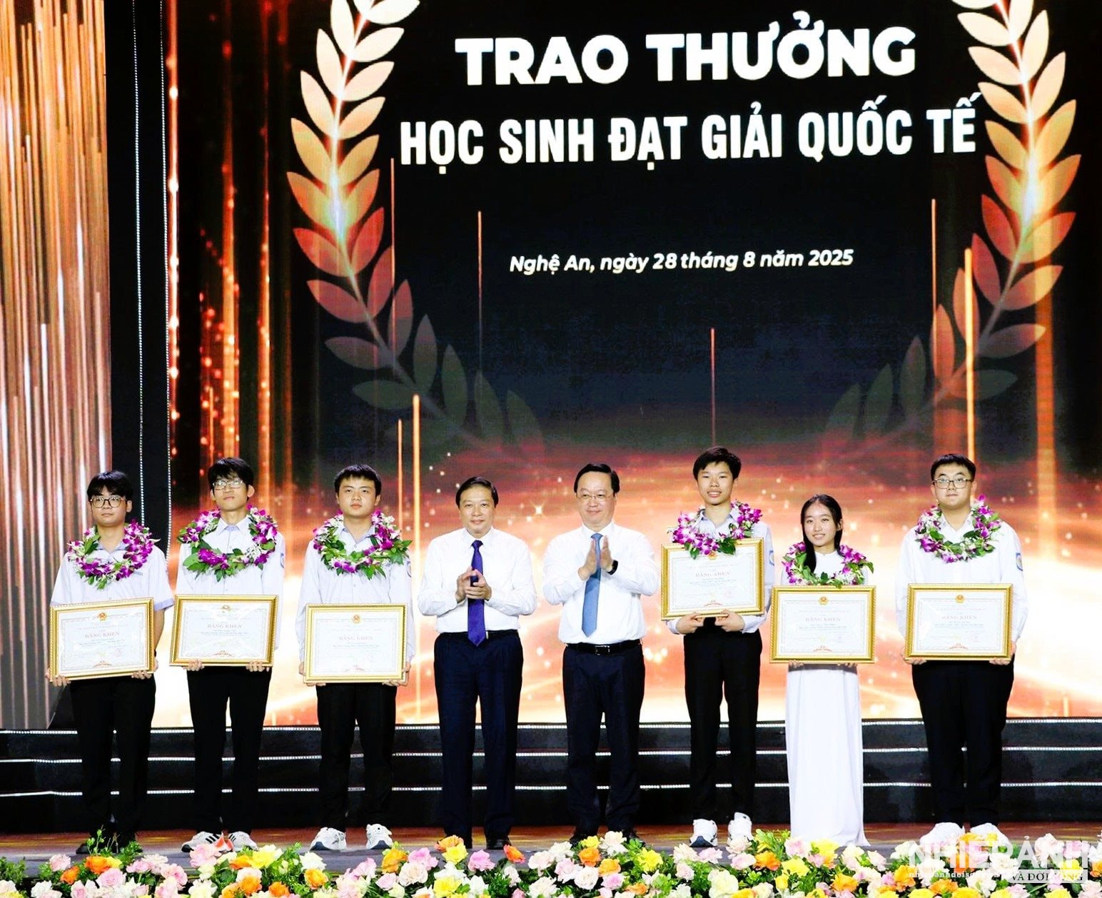 W_2.bi-thu-tinh-uy-nguyen-duc-trung-va-chu-tich-ubnd-tinh-le-hong-vinh-tang-hoa-va-bang-khen-cho-cac-em-hoc-sinh-dat-giai-quoc-te..jpg