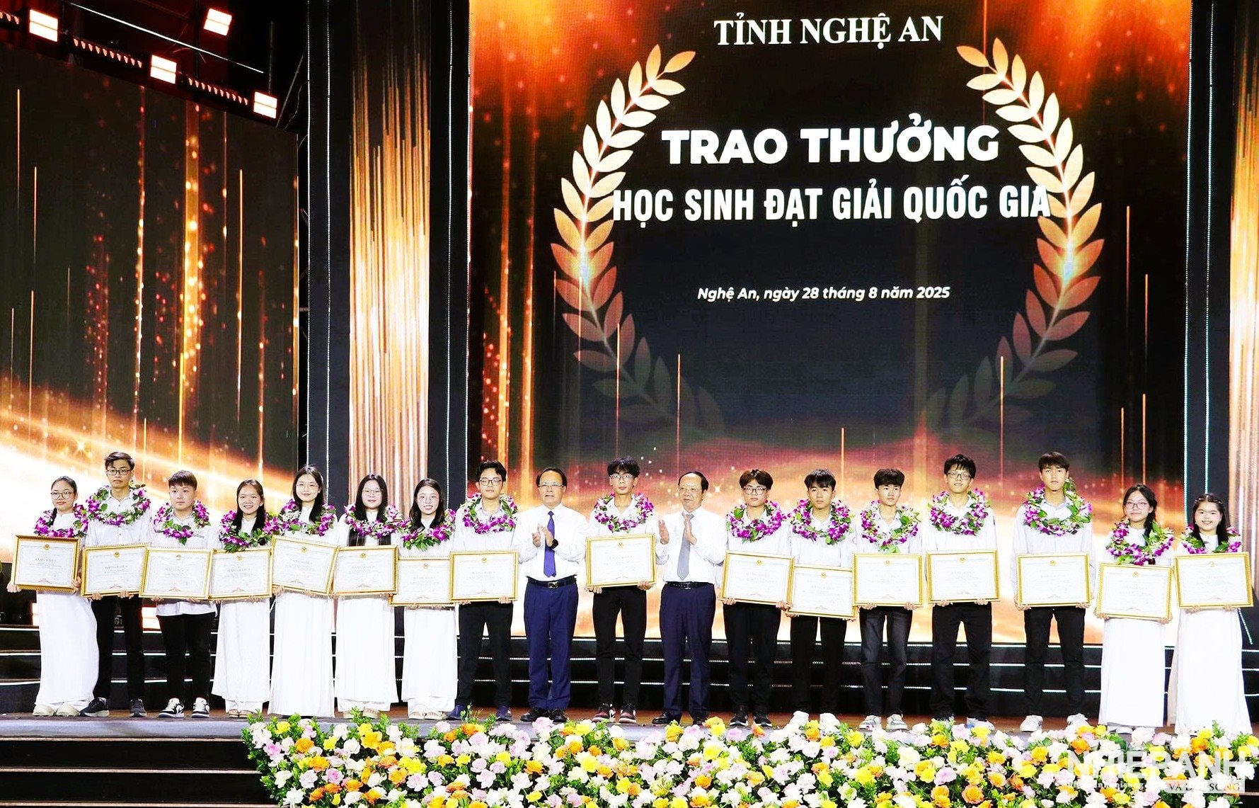 W_4.pho-chu-tich-thuong-truc-hdnd-tinh-nguyen-nam-dinh-va-pho-chu-tich-thuong-truc-ubnd-tinh-bui-thanh-an-trao-bang-khen-cua-ubnd-tinh-cho-cac-em-hoc-sinh-dat-giai-khoa-hoc-ky-thuat..jpg