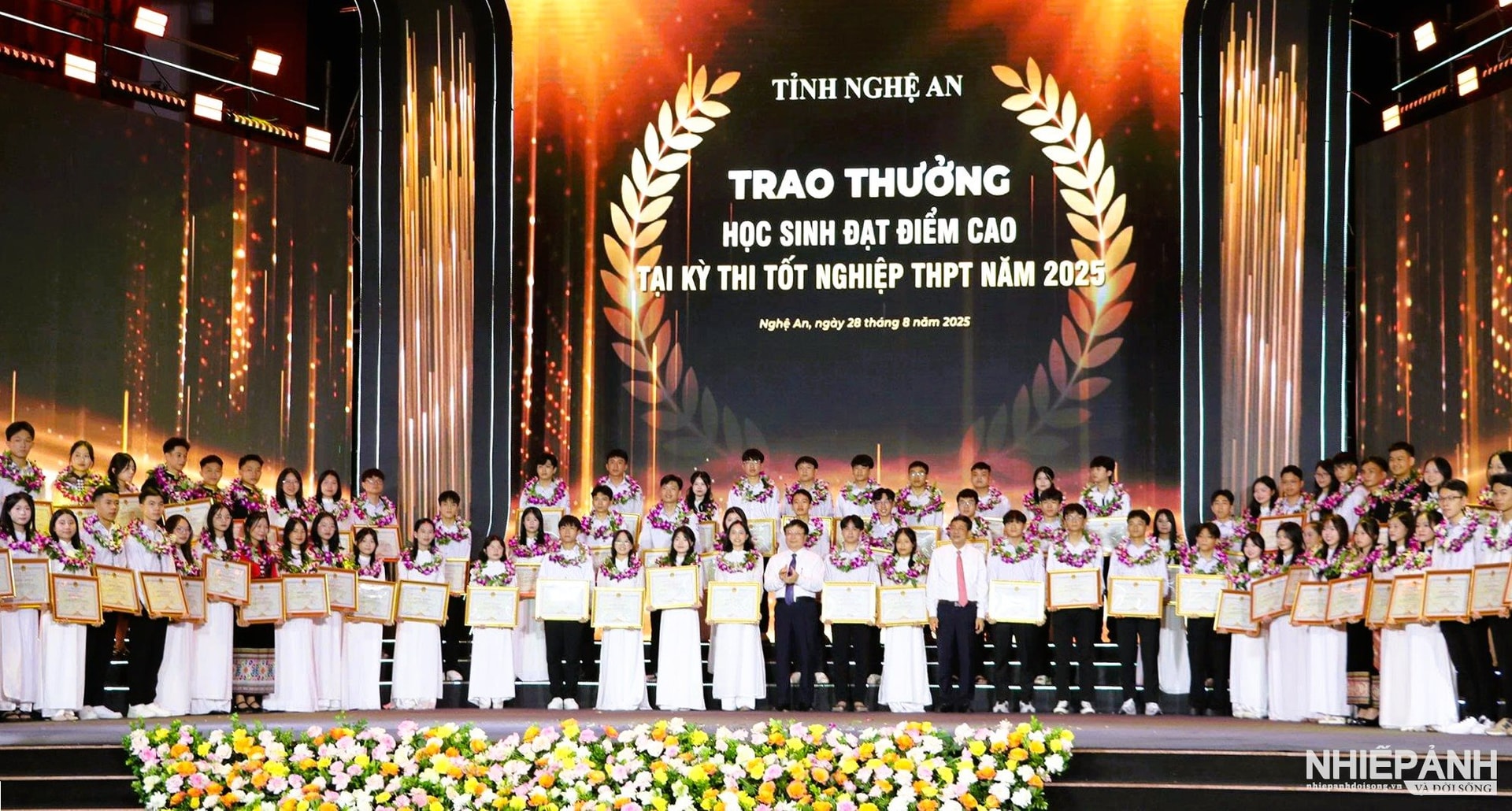 W_6.pho-chu-tich-ubnd-tinh-bui-dinh-long-va-giam-doc-so-gd-dt-thai-van-thanh-tang-hoa-va-trao-bang-khen-cua-ubnd-tinh-cho-cac-em-hoc-sinh-dat-diem-cao-trong-ky-thi-tot-nghiep-thpt-nam-2025..jpg