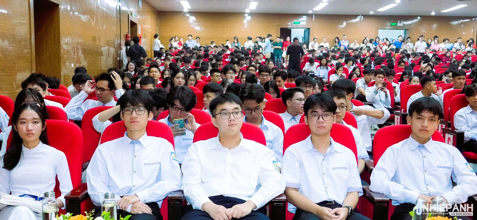 W_8.cac-em-hoc-sinh-duoc-tuyen-duong-tham-du-chuong-trinh.-anh-pham-bang..jpg