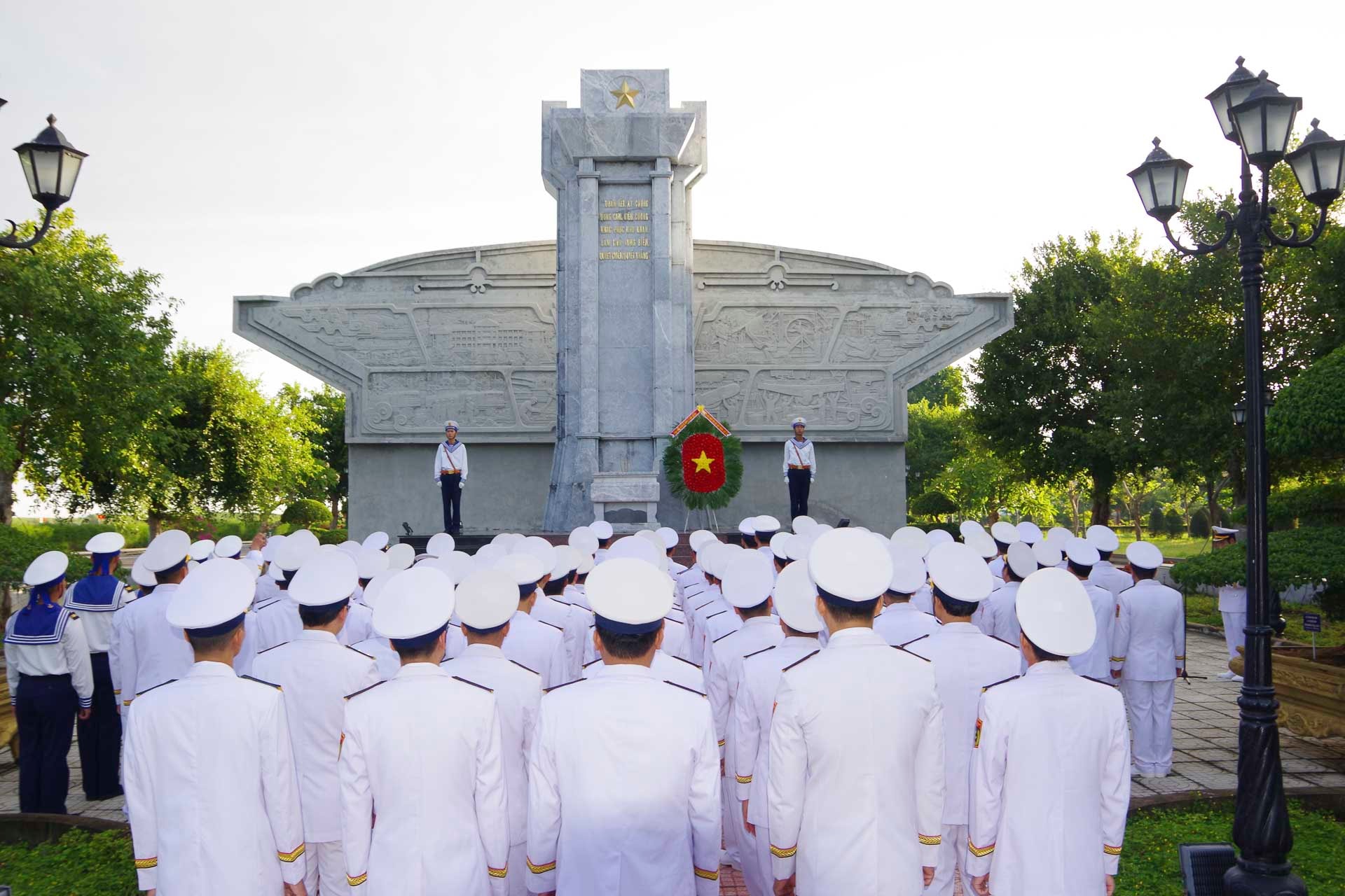 W_5.-can-bo-chien-si-khu-vuc-can-cu-long-son-dang-huong-tai-khuon-vien-van-hoa-vung-2.jpg