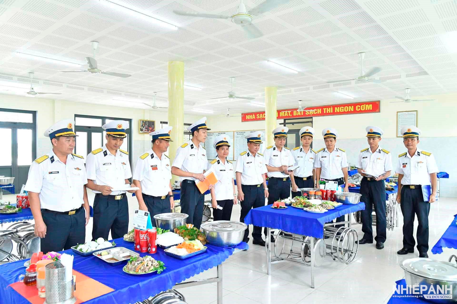 W_8.-to-chuc-cham-mam-com-ngay-le-tai-trung-tam-huan-luyen-vung-2-dam-bao-day-du-che-do-tieu-chuan-cho-can-bo-chien-si.jpg