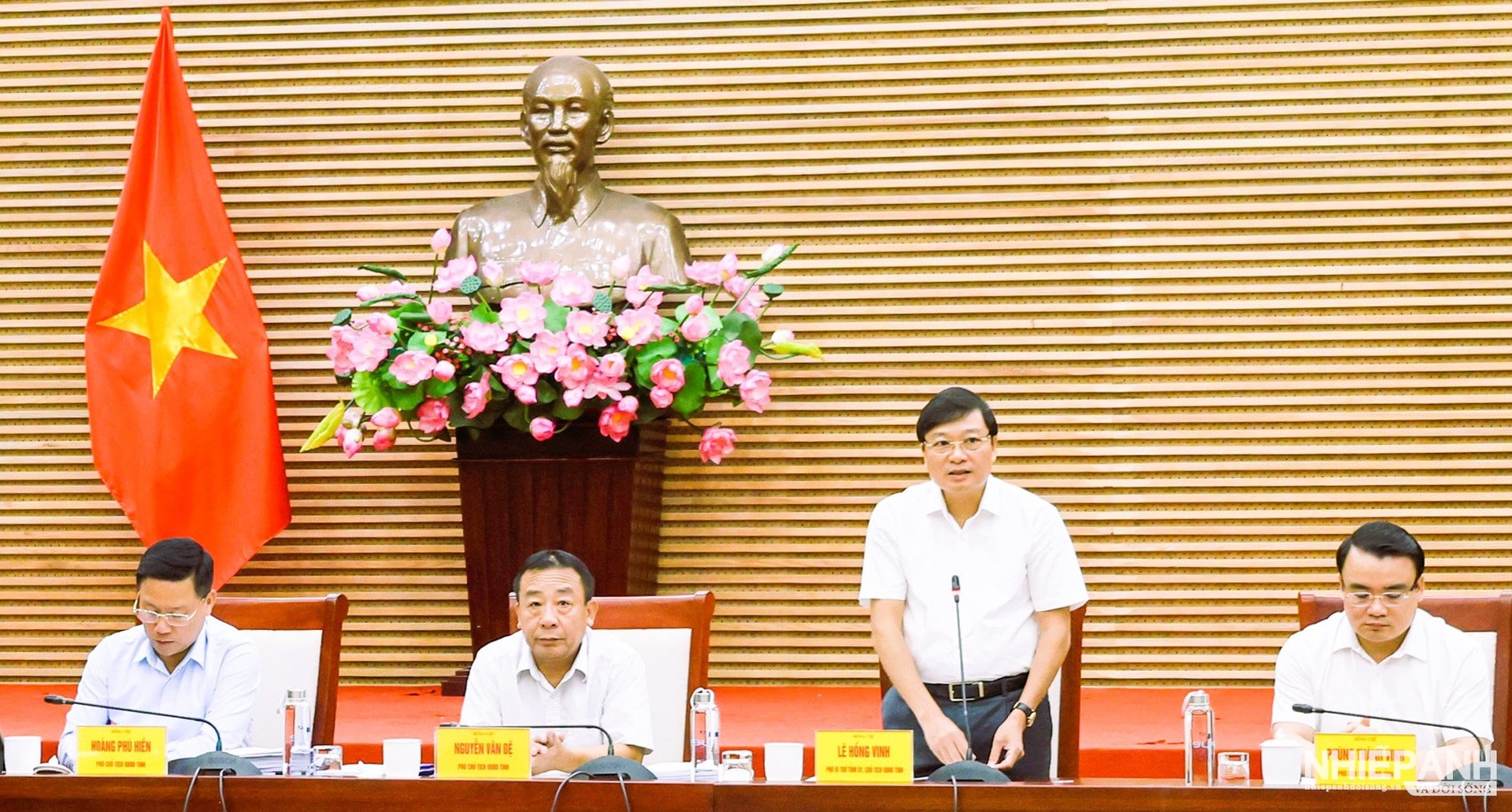W_chu-tich-ubnd-tinh-le-hong-vinh-dieu-hanh-phien-hop-thuong-ky-thang-82025-.jpg