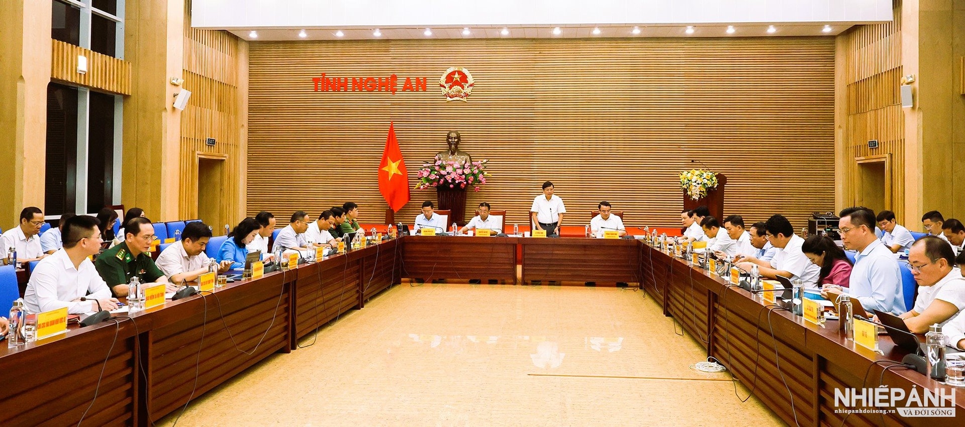 W_quang-canh-phien-hop-thuong-ky-thang-8-2025.jpg