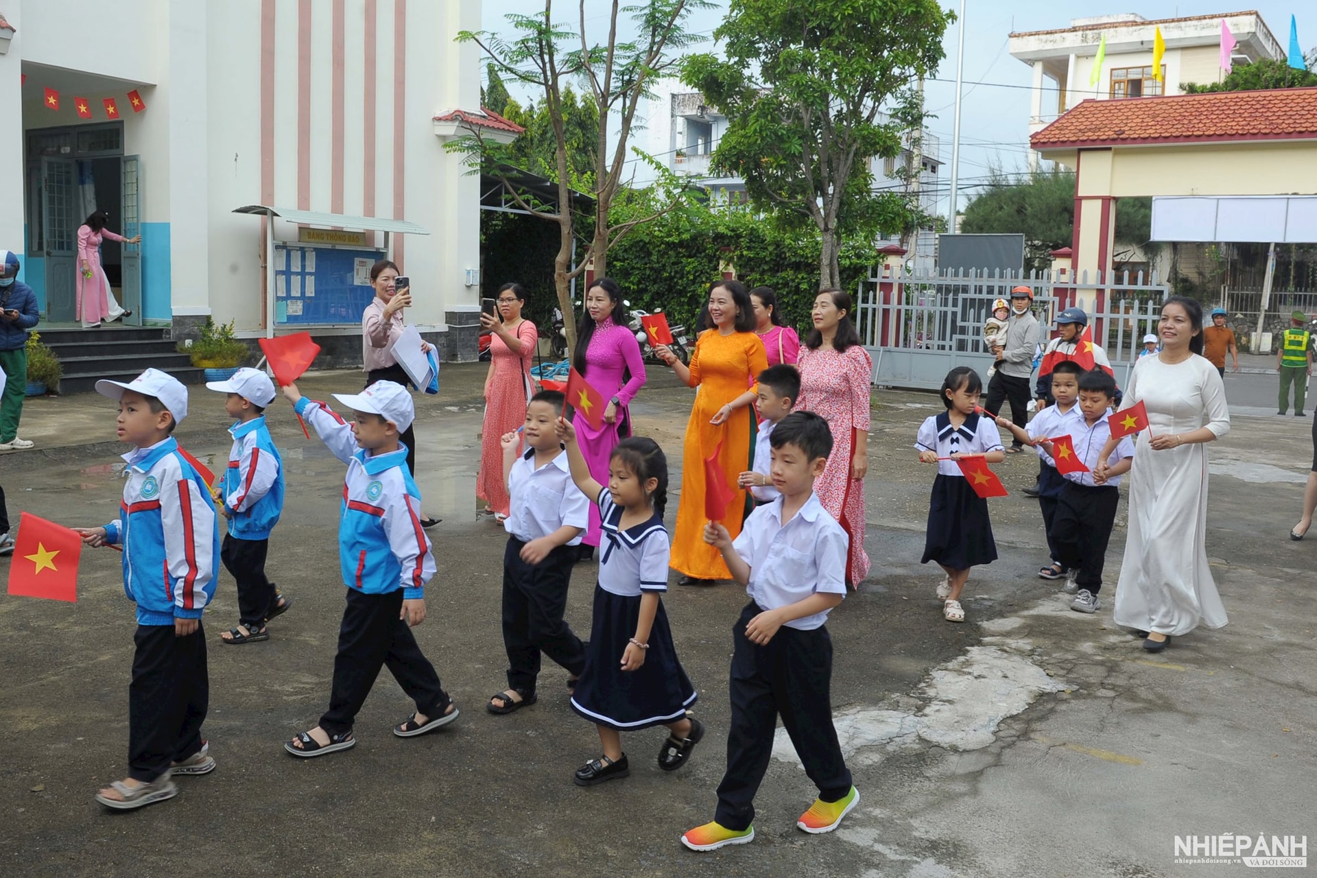 Giáo viên Trường Tiểu học Lê Hồng Phong đón học sinh