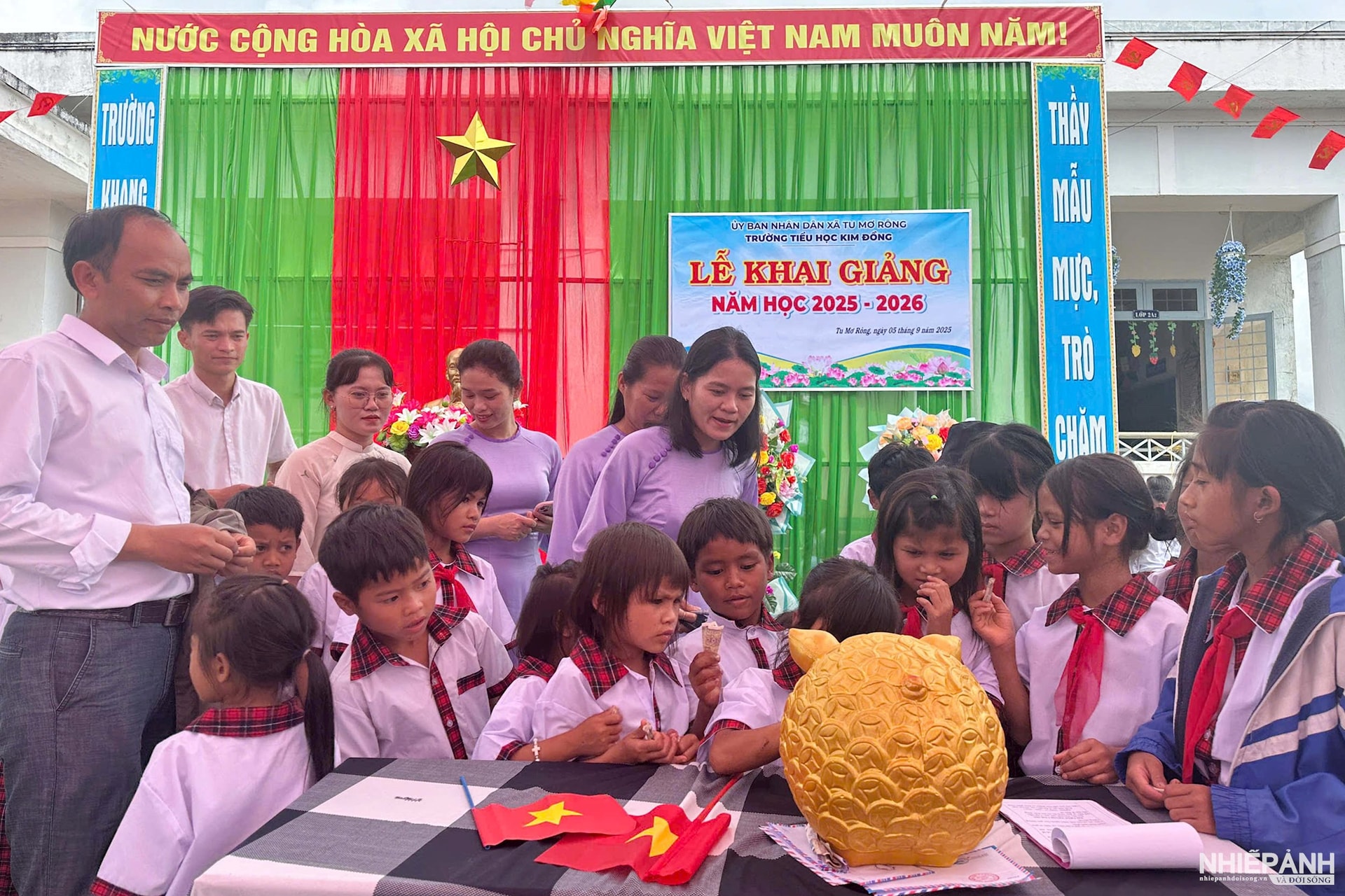 Học sinh Trường Tiểu học Kim Đồng nuôi heo đất