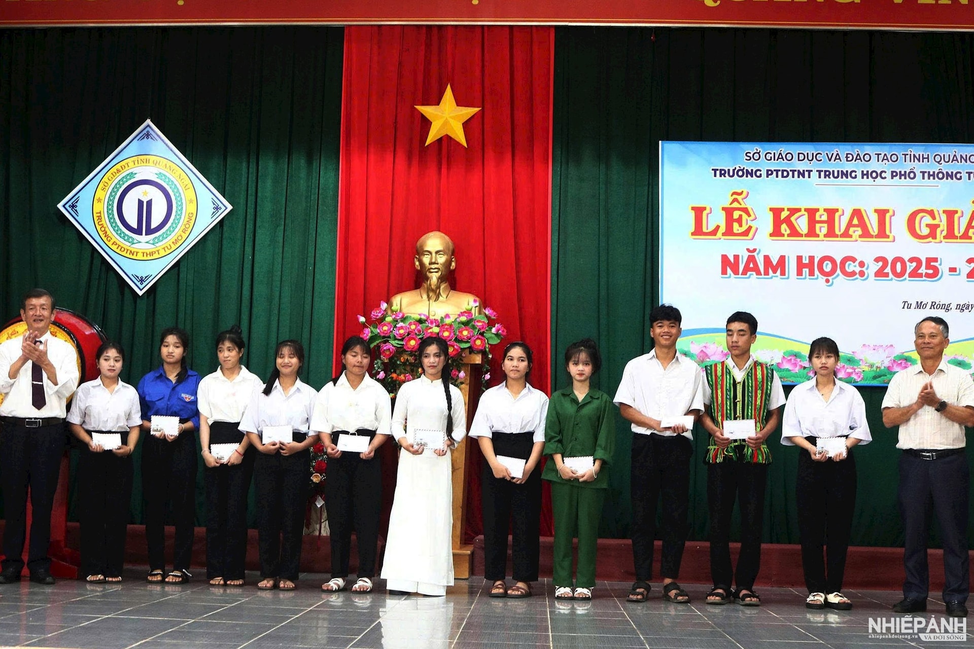 Lãnh đạo chính quyền trao thưởng cho học sinh