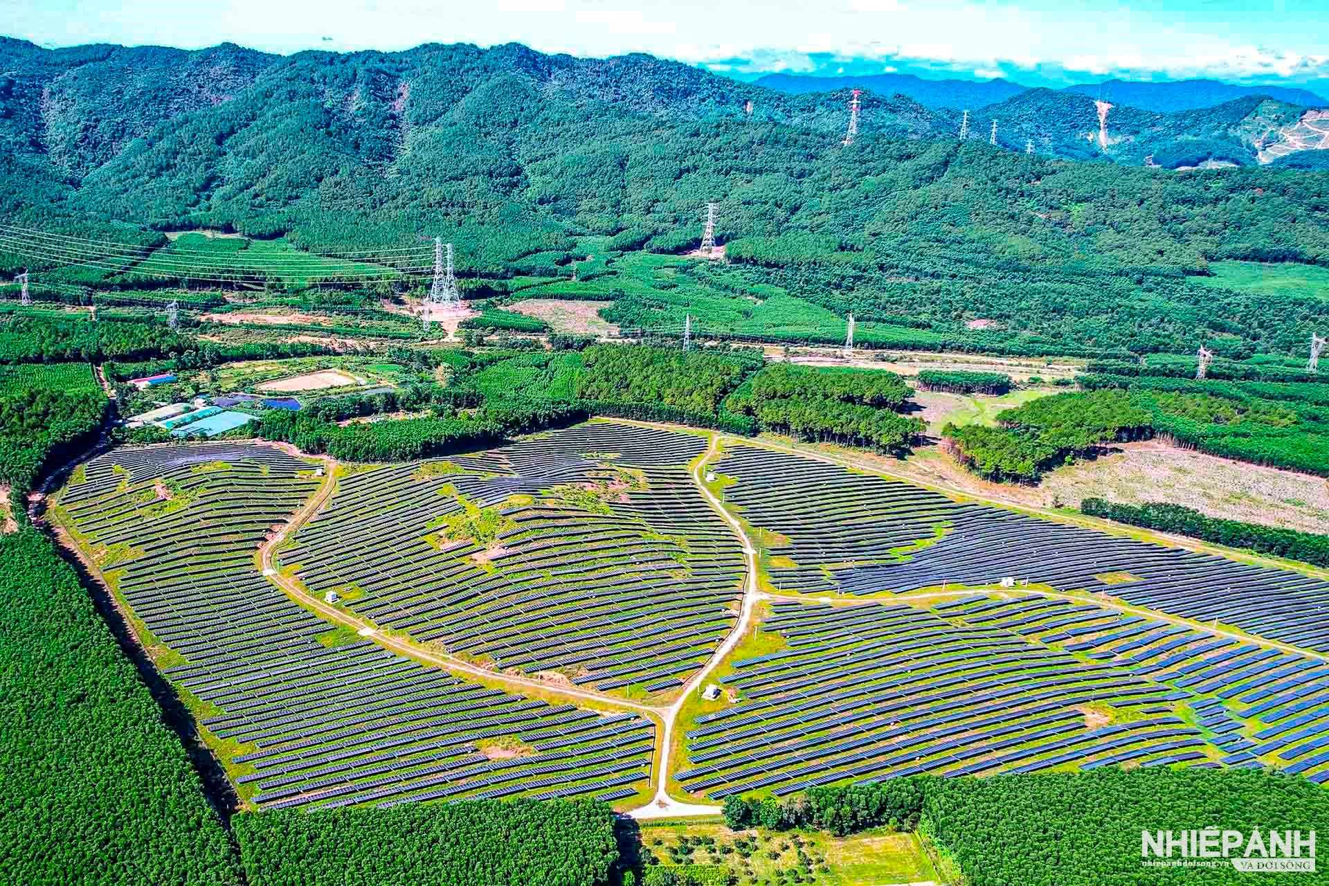 W_12-tbtl-huong-thanh-ha-tinh-phat-trien-he-thong-dien-mat-troi-tren-vung-nui.jpg