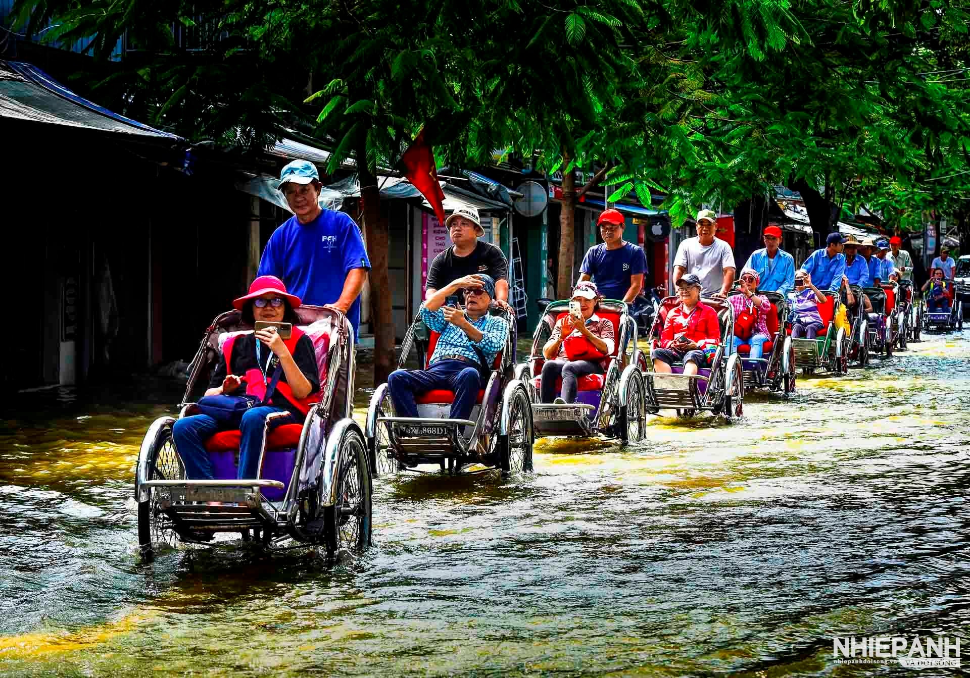 W_79-tbtl-nguyen-khoa-huy-thanh-pho-hue-thich-thu-voi-tour-trai-nghiem-mua-lut-xu-hue.jpg