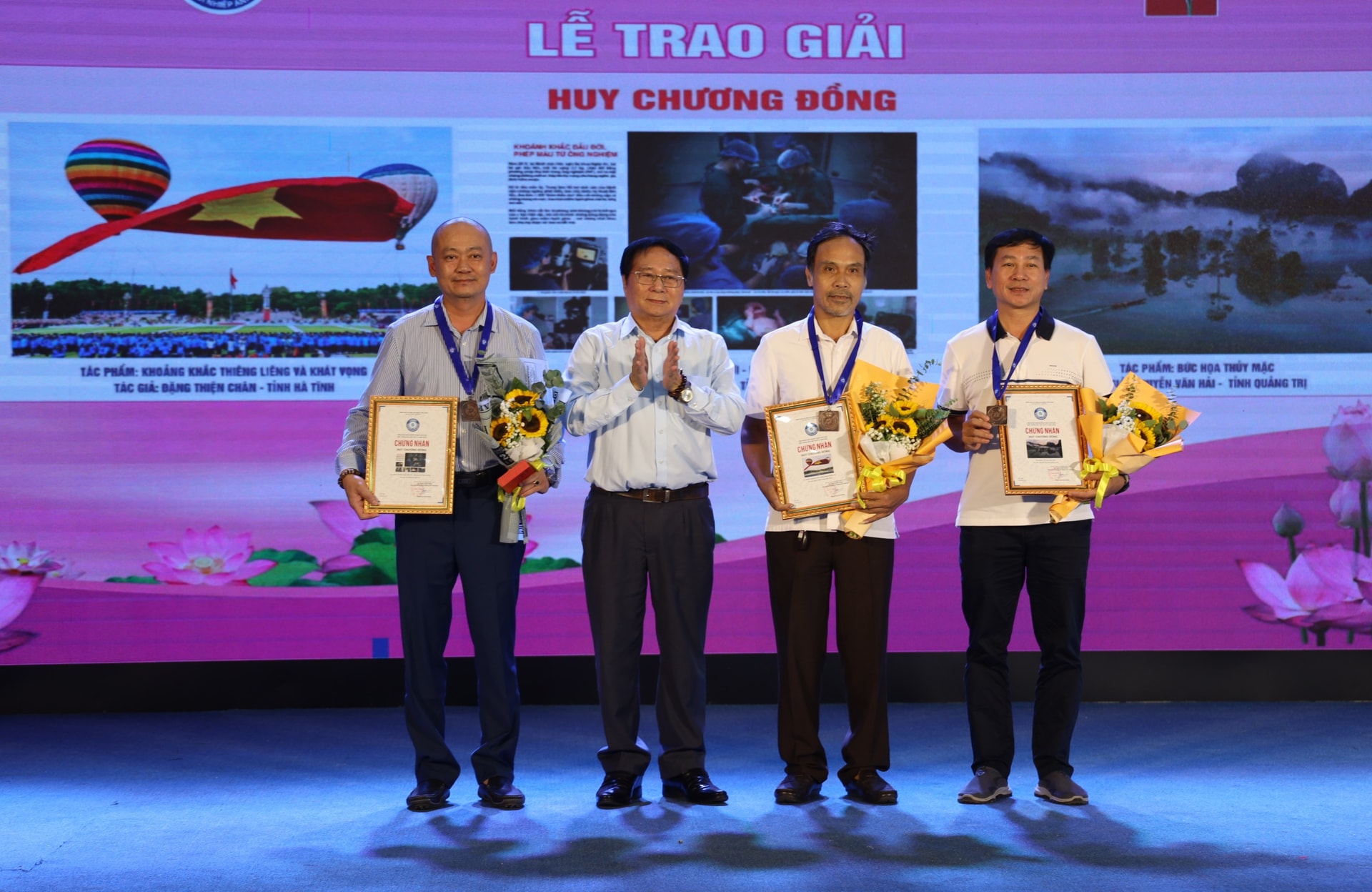 W_ong-ho-mau-thanh-chu-tich-hoi-truong-ban-to-chuc-trao-huy-chuong-dong-cho-03-tac-gia...jpg