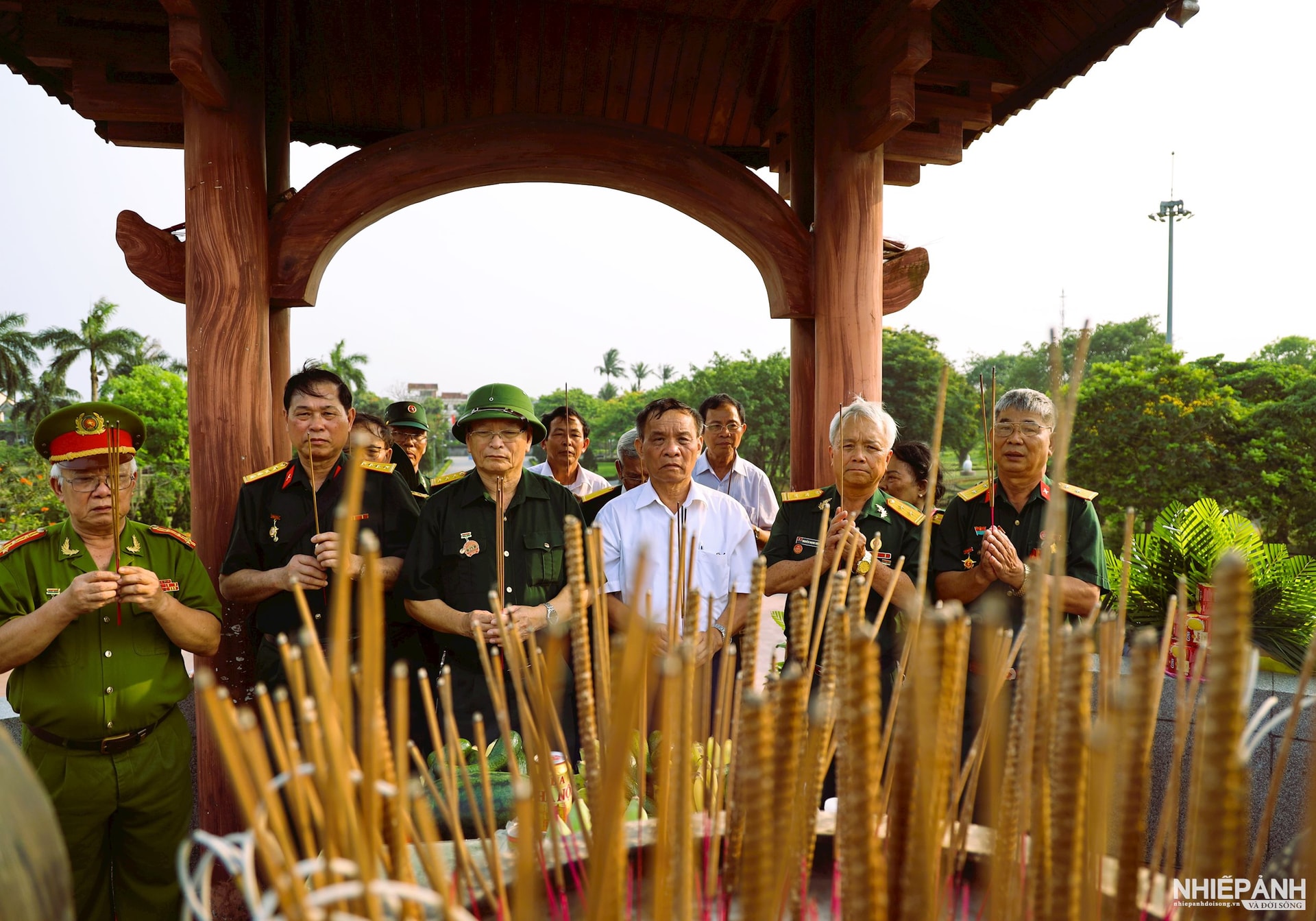 W_12-.dang-huong-tuong-niem-liet-si-tai-dai-tuong-niem-liet-si-thanh-co-quang-tri.jpg