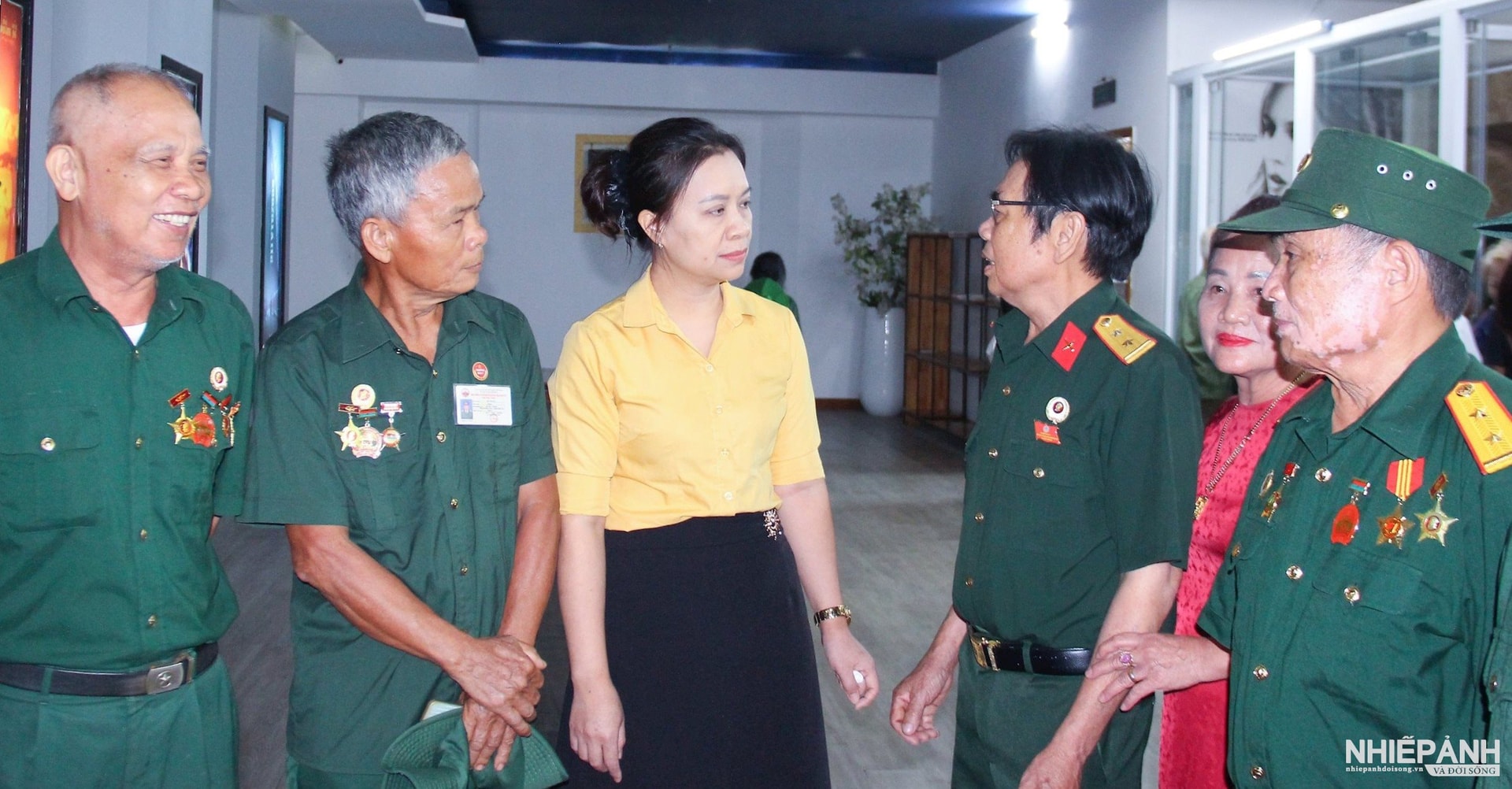 W_4.cac-bac-cuu-chien-binh-trao-doi-truoc-gio-xem-phim-voi-can-bo-ubmt-to-quoc-tinh-ve-nhung-nam-thang-tuoi-tre-cong-hien-cho-to-quoc..jpg