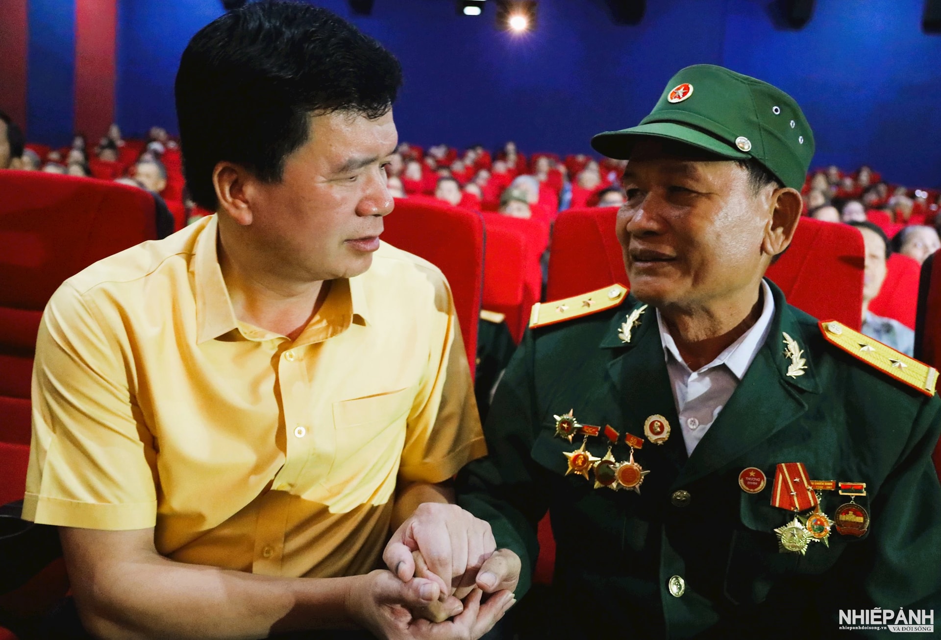W_6.dong-chi-nguyen-dinh-hung-uy-vien-bch-dang-bo-tinh-pct-thuong-truc-ubmttq-viet-nam-tinh-nghe-an-noi-chuyen-than-ma-voi-ccb-chien-si-thanh-co-quang-tri-1972-tai-rap-chieu-phim.jpg