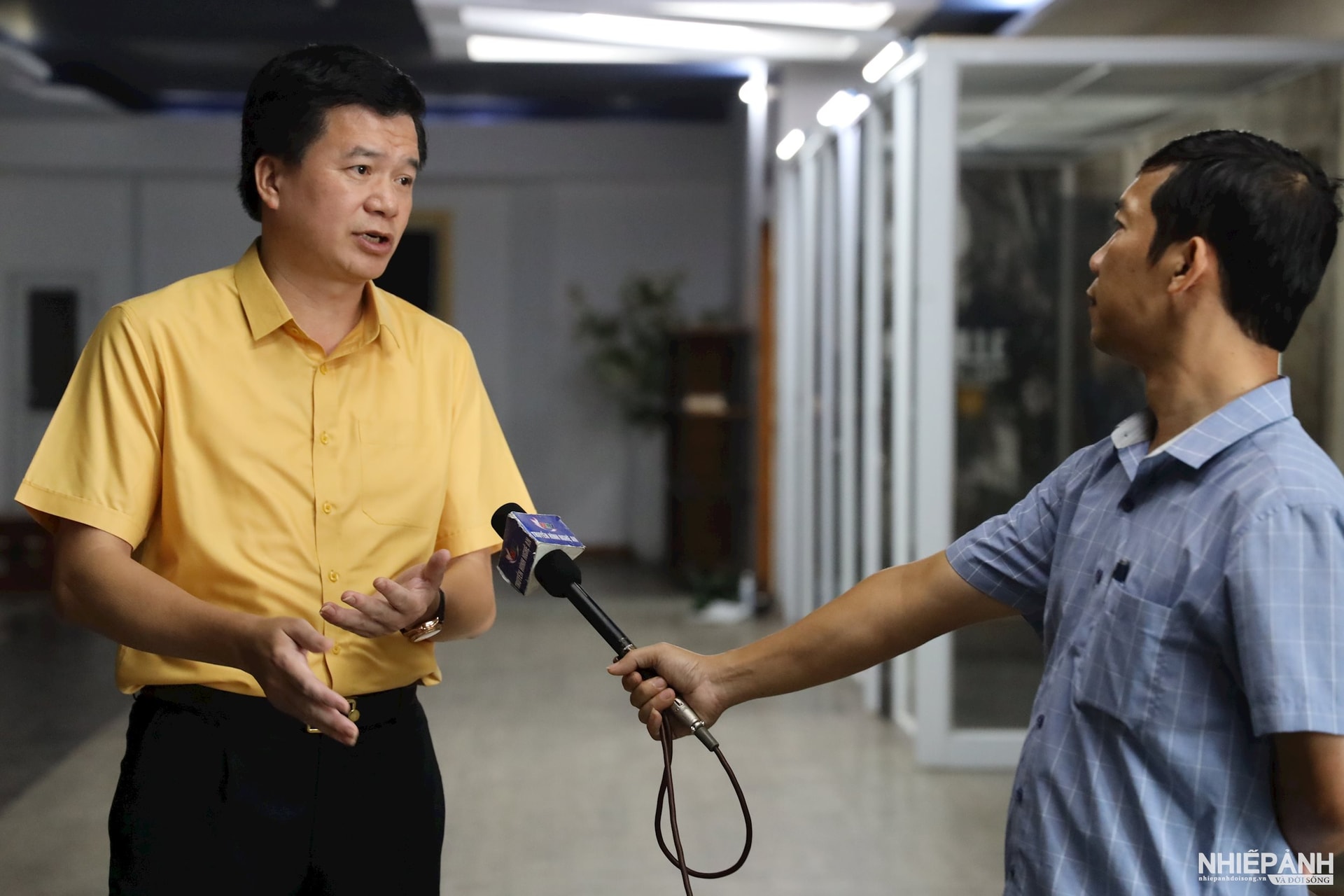 W_8.ong-nguyen-dinh-hung-pct-thuong-truc-ubmttq-viet-nam-tinh-nghe-an-tra-loi-phong-vien-bao-va-dai-pt-th-nghe-an.jpg
