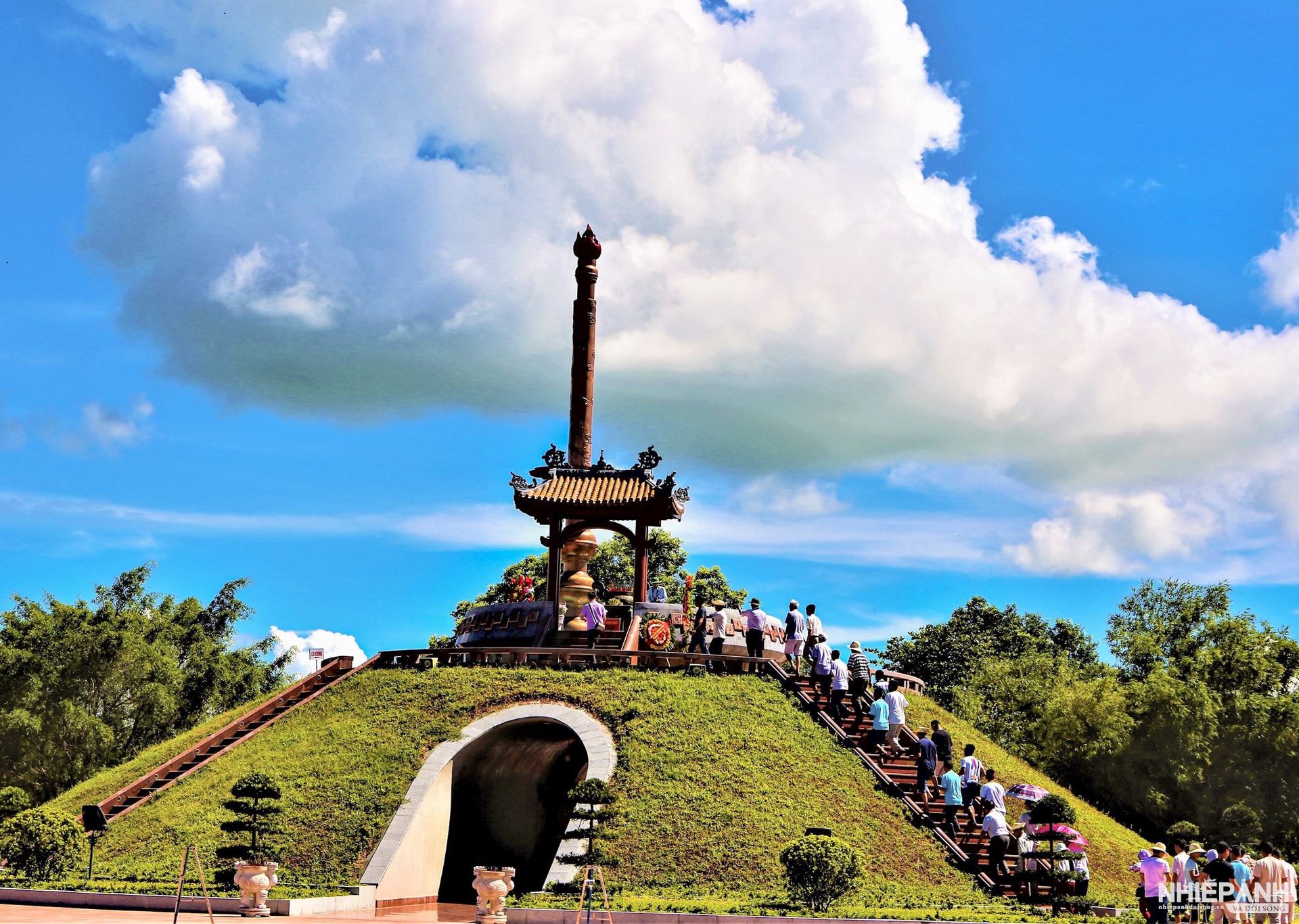 W_bia-1-mai-mai-tri-an-cac-anh-hung-liet-si-da-chien-dau-hy-sinh-trong-81-ngay-dem-bao-ve-thanh-co-quang-tri-1972-anh-tran-duy-ngoan.jpg