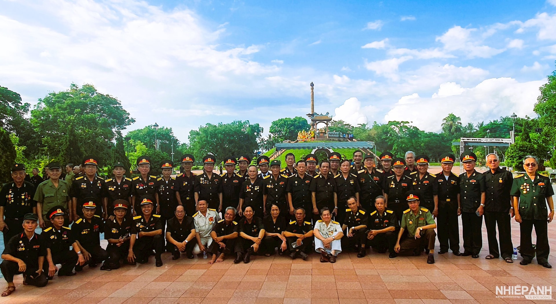 W_cac-ccb-hoi-vien-tham-va-chup-hinh-luu-niem-tai-dai-tuong-niem-thanh-co-quang-tri.jpg