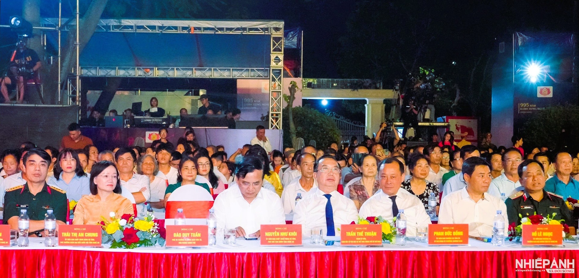 W_cac-dai-bieu-tham-du-le-ky-niem-995-nam-danh-xung-nghe-an-95-nam-xo-viet-nghe-tinh-va-don-bang-xep-hang-di-tich-quoc-gia-dac-biet-xo-viet-nghe-tinh..jpg