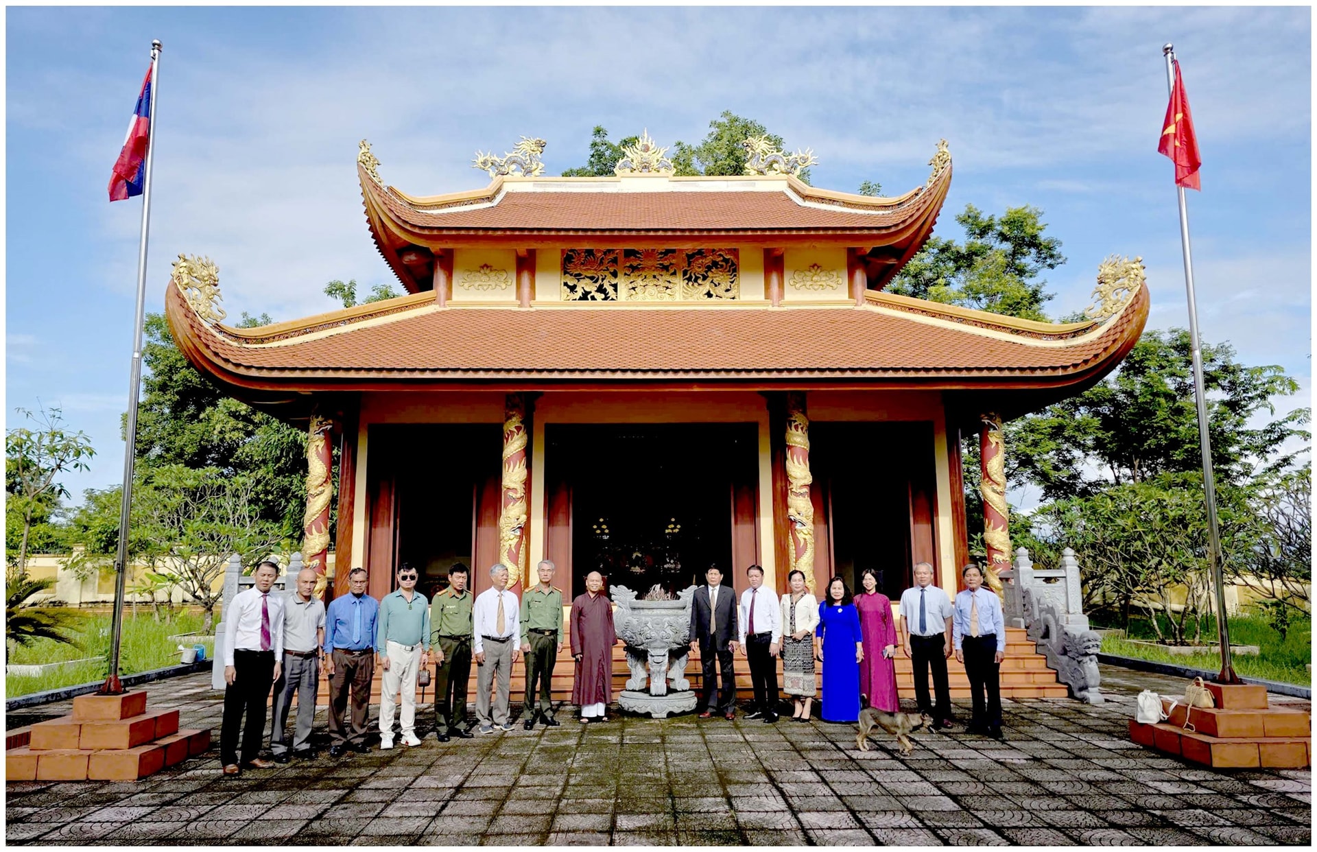 1.vieng-den-liet-si-quan-tinh-nguyen-vn-tai-lao-ha-huu-net.jpg