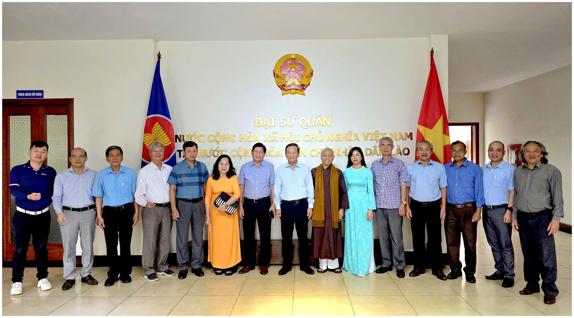 2.tham-dai-su-quan-vn-tai-lao-ha-huu-net.jpg
