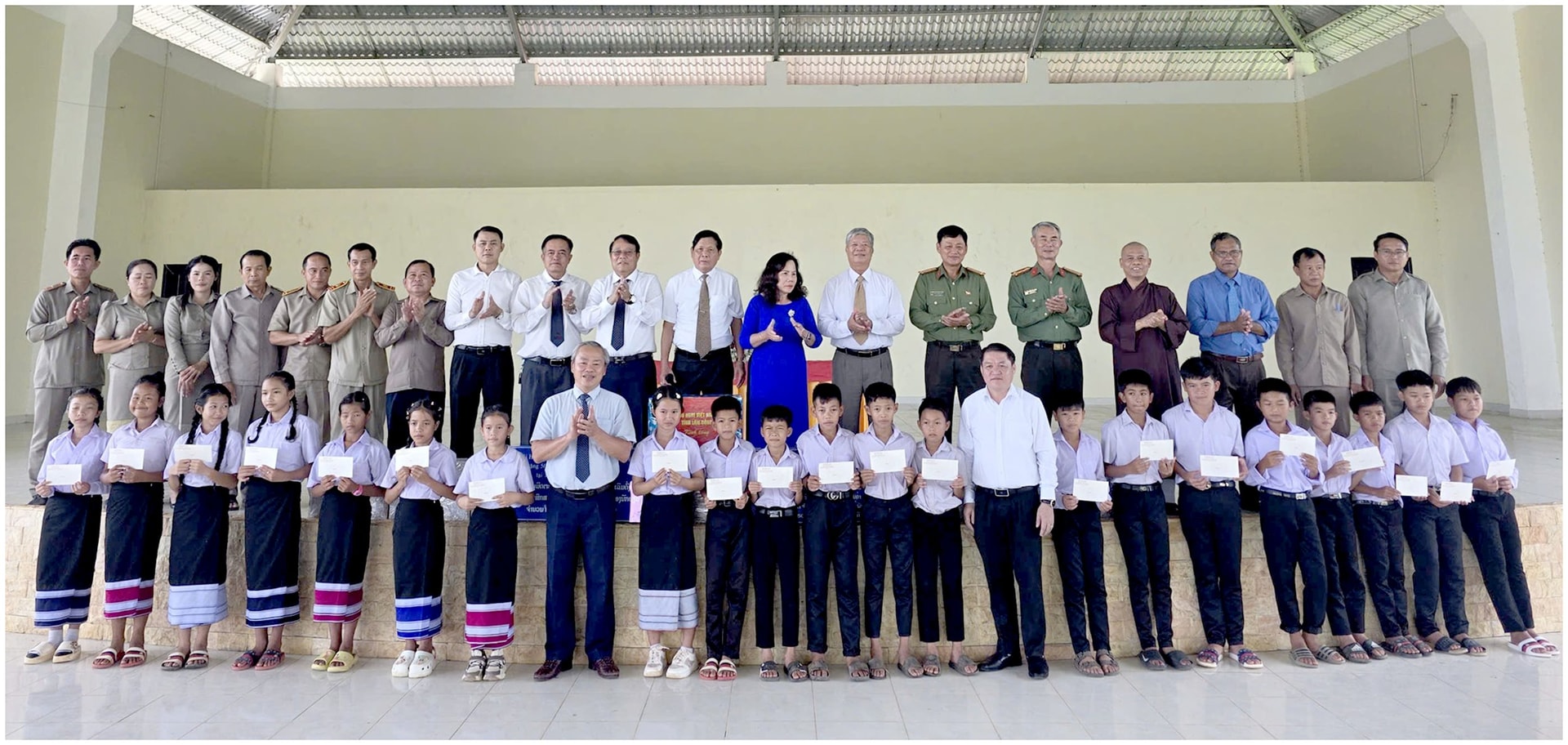 5.trao-hoc-bong-cho-hs-truong-nang-khieu-champasak-ha-huu-net.jpg