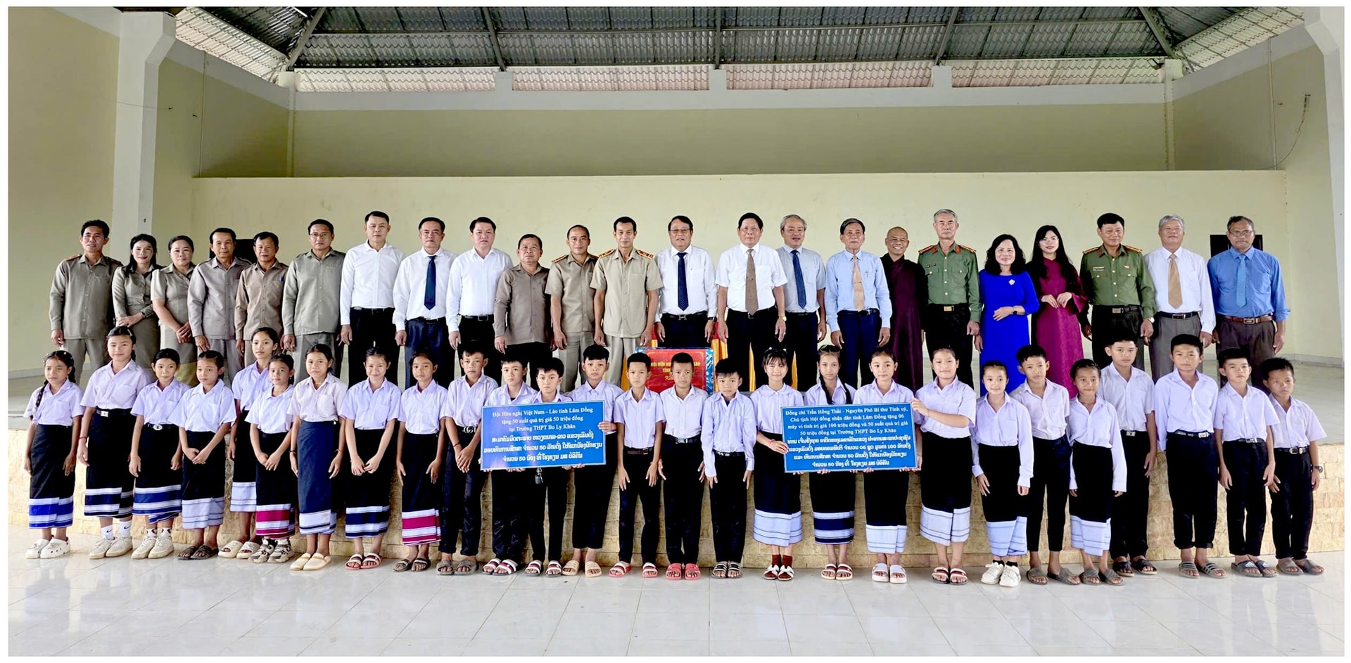 6.trao-hoc-bong-may-vi-tinh-truong-nang-khieu-champasak-ha-huu-net.jpg