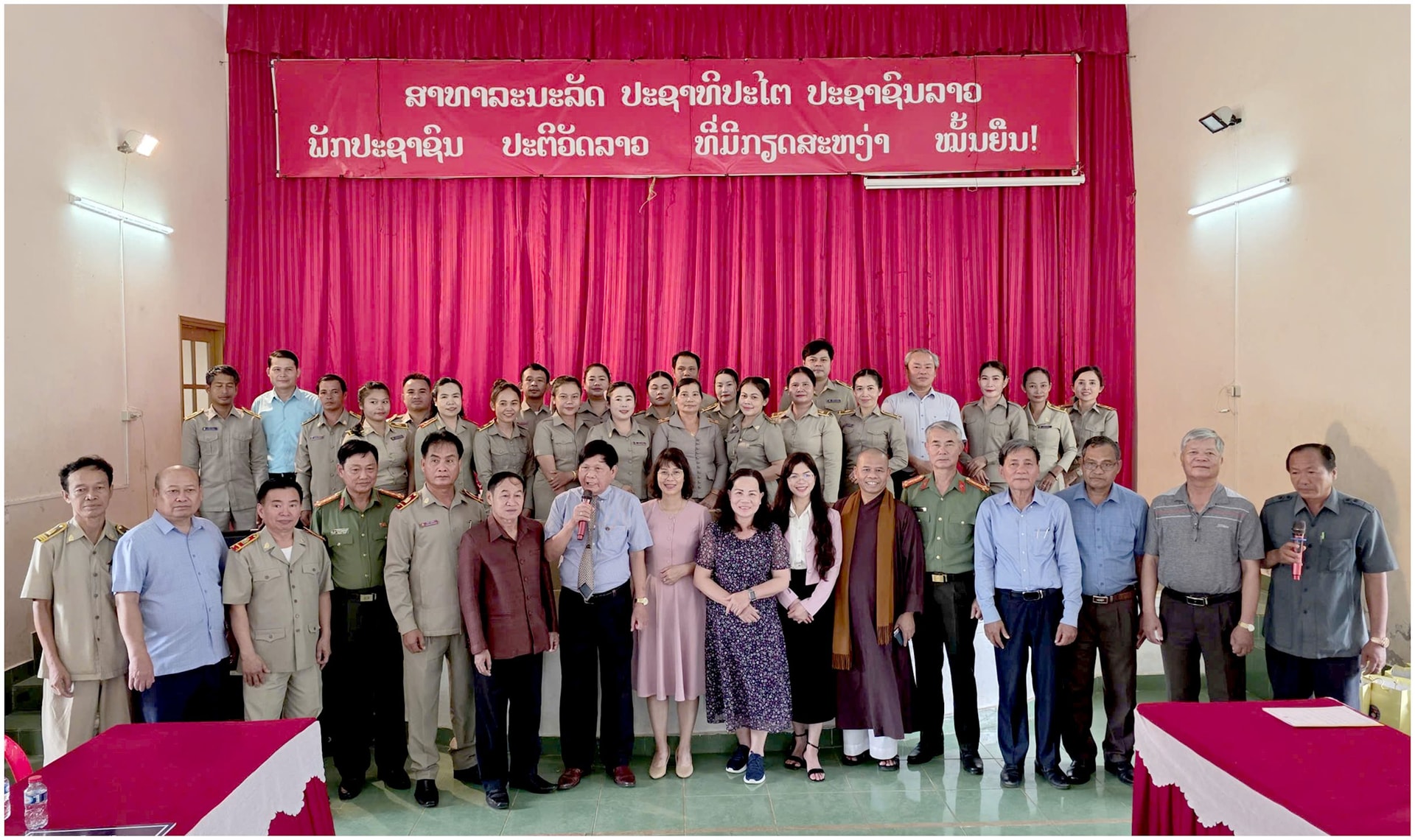 8.chup-anh-luu-niem-voi-gv-truong-borikhamxay-ha-huu-net.jpg