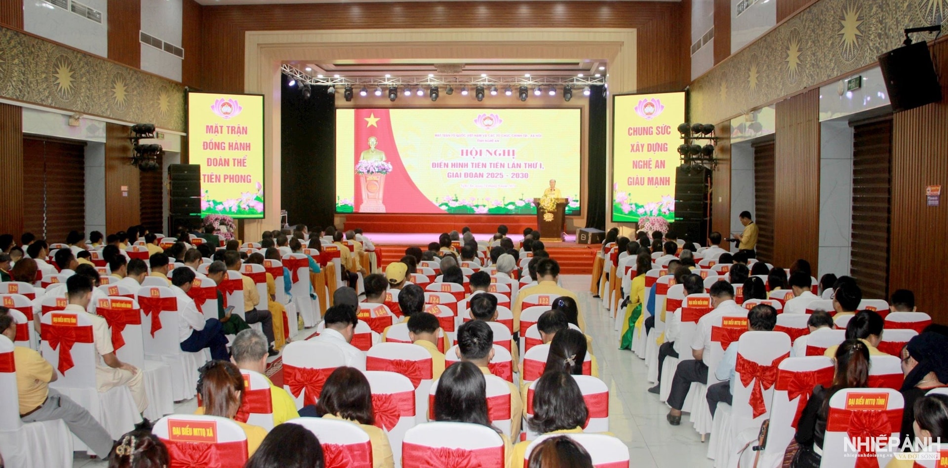 W_1.toan-canh-hoi-nghi..jpg