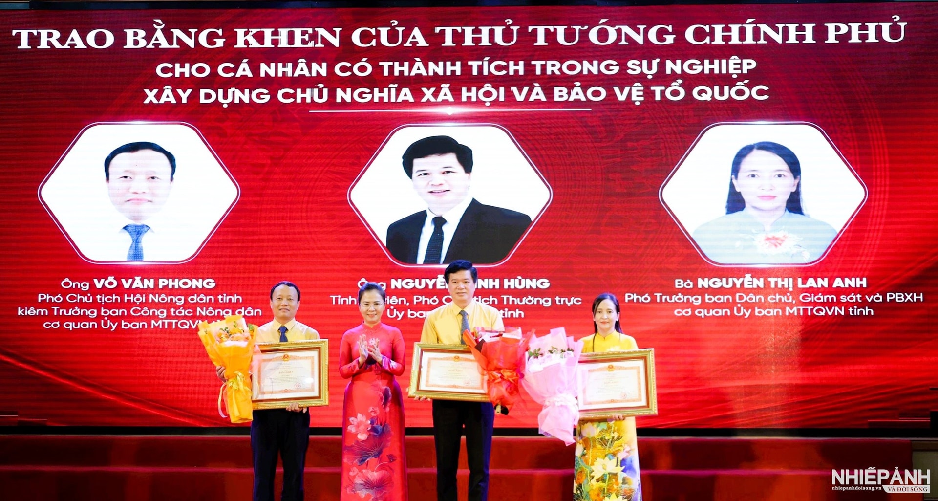 W_4.dong-chi-vo-thi-minh-sinh-thua-uy-quyen-cua-thu-tuong-chinh-phu-trao-bang-khen-cho-3-ca-nhan-co-thanh-tich-trong-su-nghiep-xay-dung-chu-nghia-xa-hoi-va-bao-ve-to-quoc..jpg