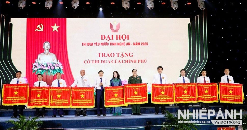 W_5.chu-tich-ubnd-tinh-le-hong-vinh-chu-tich-hoi-dong-thi-dua-khen-thuong-tinh-trao-co-thi-dua-cua-chinh-phu-cho-10-tap-the.-anh-phan-quynh..jpg