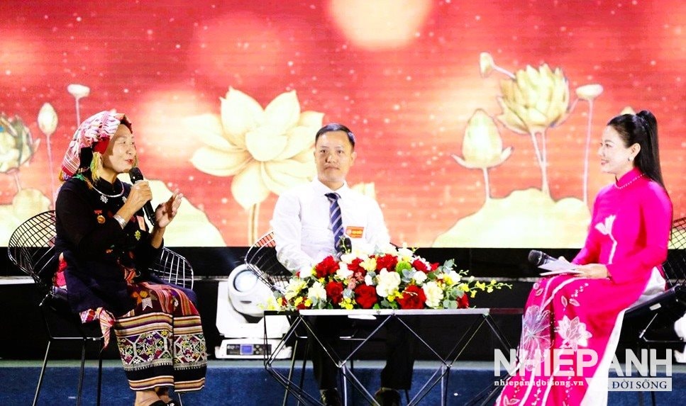 W_ty-tnhh-abaca-viet-nam-va-nghe-nhan-sam-thi-bich-chu-nhiem-htx-tho-cam-hoa-tien-chia-se-tai-chuong-trinh-giao-luu-dien-hinh..jpg
