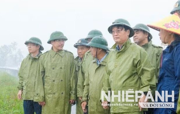 W_kiem-tra-tai-phuong-cua-lo-phuong-thanh-vinh-phuong-truong-vinh-dong-chi-bi-thu-tinh-uy-nguyen-duc-trung-danh-gia-cao-su-chu-dong-quyet-liet-cua-cac-dia-phuong-ung-pho-voi-bao-so-10..jpg