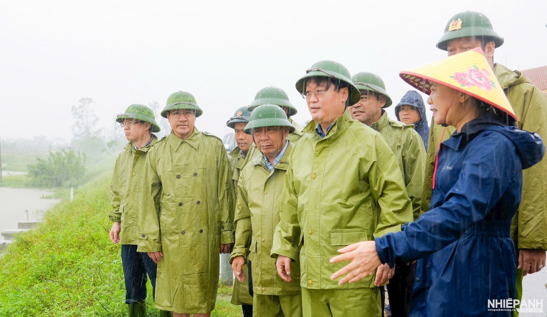 W_bi-thu-tinh-uy-nghe-an-kiem-tra-cong-tac-tieu-thoat-nuoc-tai-cong-rao-dung-tram-bom-ben-thuy.(1).jpg