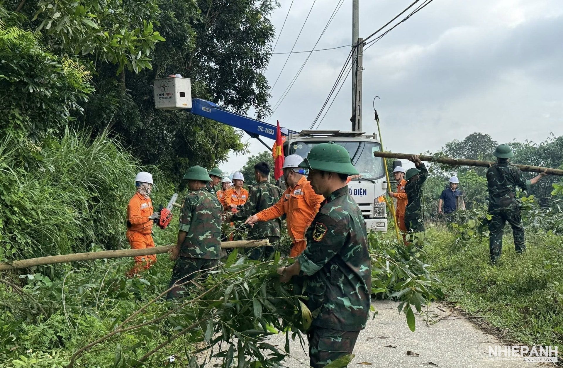W_ong-ty-dien-luc-nghe-an-dang-ngay-dem-khac-phuc-hau-qua-sau-bao-so-10-de-cap-dien-tro-lai-som-nhat-cho-nguoi-dan..jpg