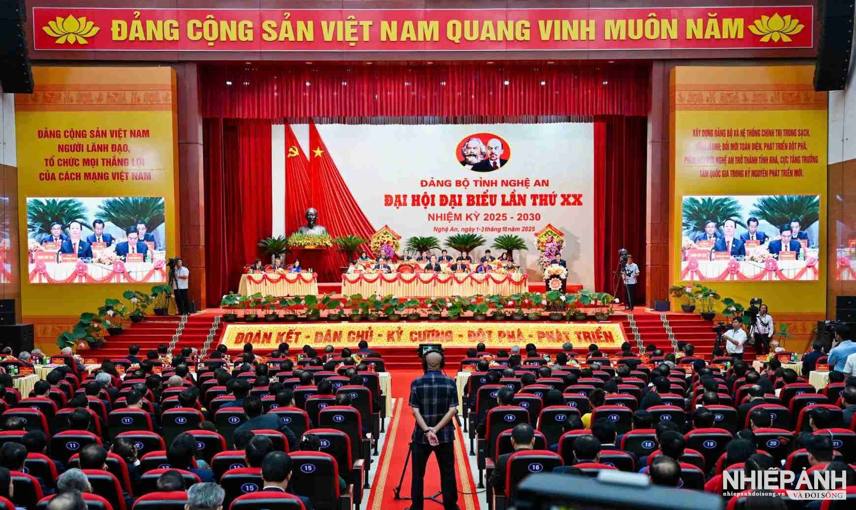 W_125.toan-canh-hoi-truong-dai-hoi.jpg