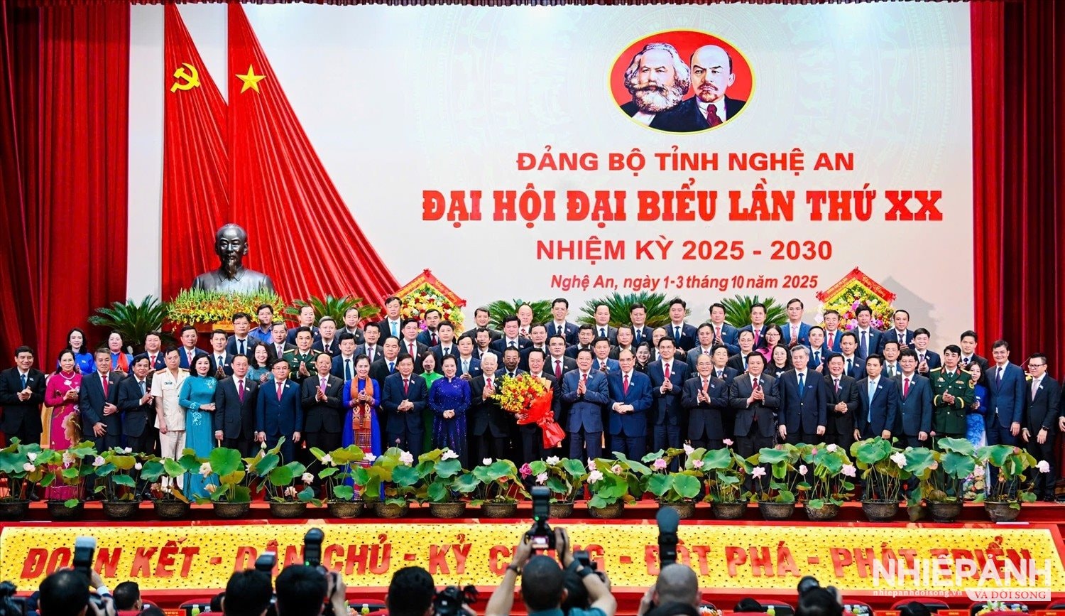 W_dai-bieu-tang-hoa-chuc-mung-bi-thu-tinh-uy-nghe-an-khoa-xx-nhiem-ky-2025-2030.jpg