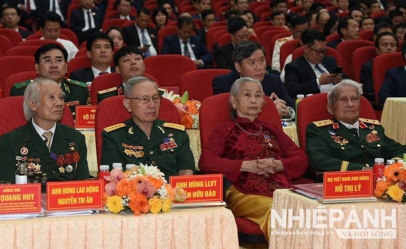 W_me-viet-nam-anh-hung-anh-hung-luc-luong-vu-trang-nhan-dan-anh-hung-lao-dong-du-dai-hoi..jpg