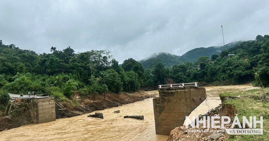 W_mot-trong-hai-cay-cau-cung-tren-dia-ban-xa-yen-hoa-bi-lu-cuon-troi.jpg