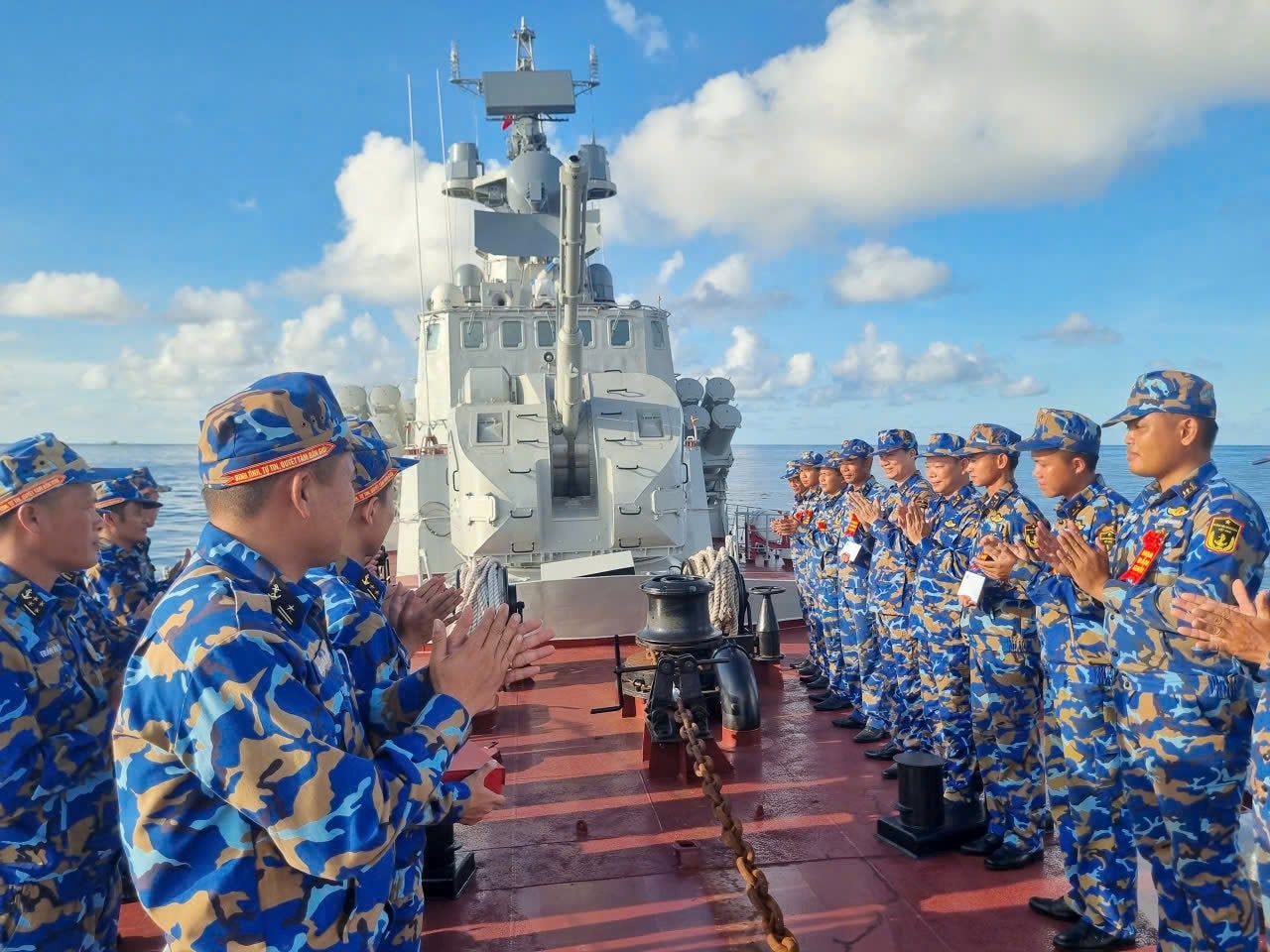 7.-thu-truong-lu-doan-167-bieu-duong-can-bo-chien-si-sau-khi-hoan-thanh-noi-dung-ban-dan-that.jpg