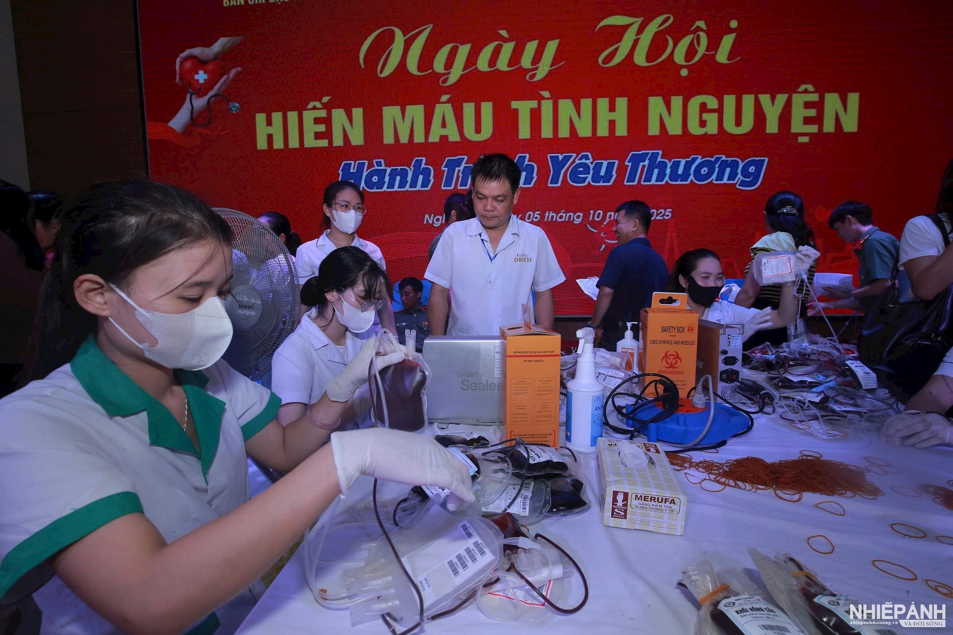 W_10.-nhieu-bich-mau-duoc-hien-duoc-cac-trung-tam-huyet-hoc-truyen-mau-luu-tru-bao-quan-.-2-.jpg