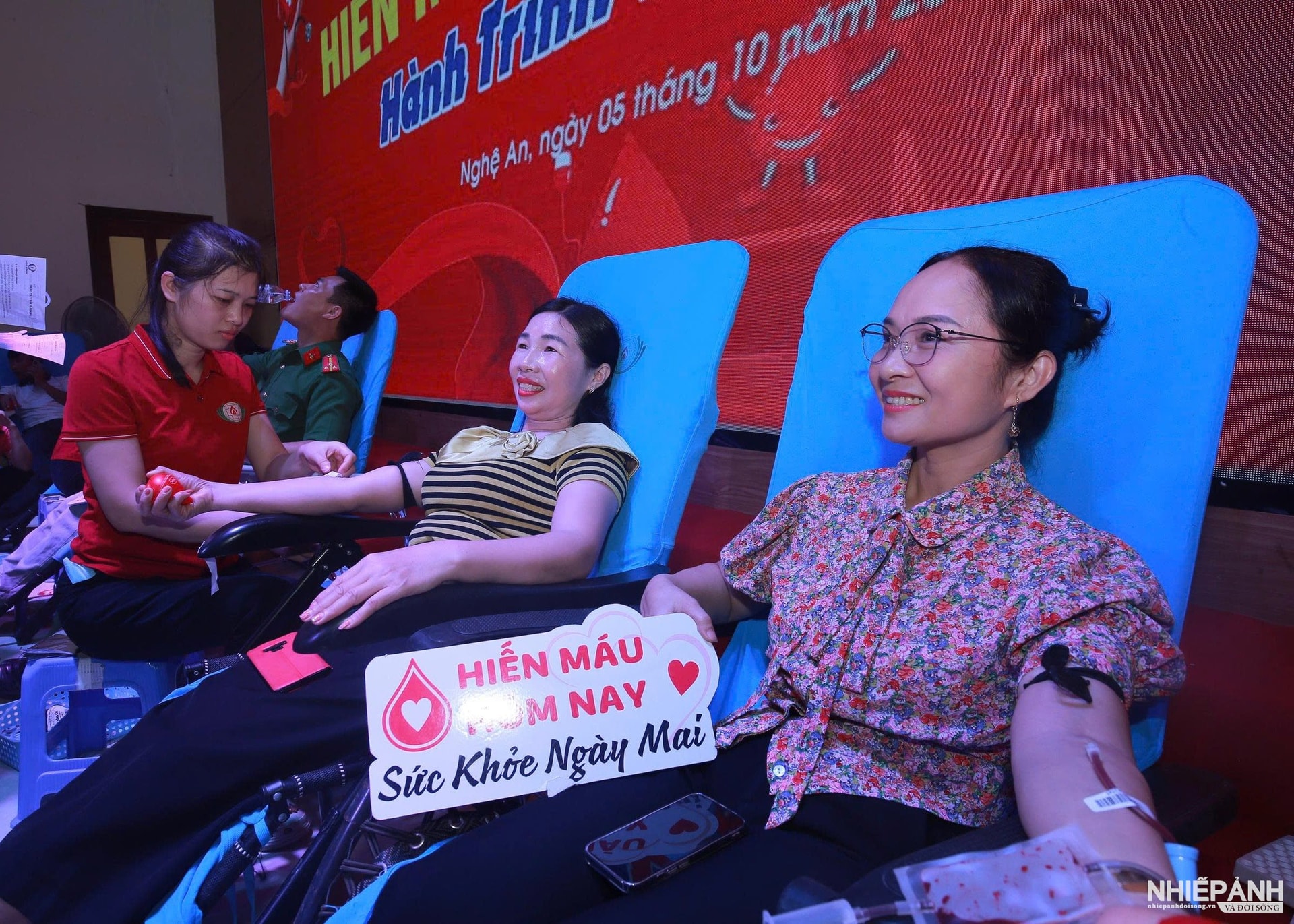 W_8.-cac-tinh-nguyen-vien-tham-gia-hien-mau-tu-tin-vui-ve-.jpg