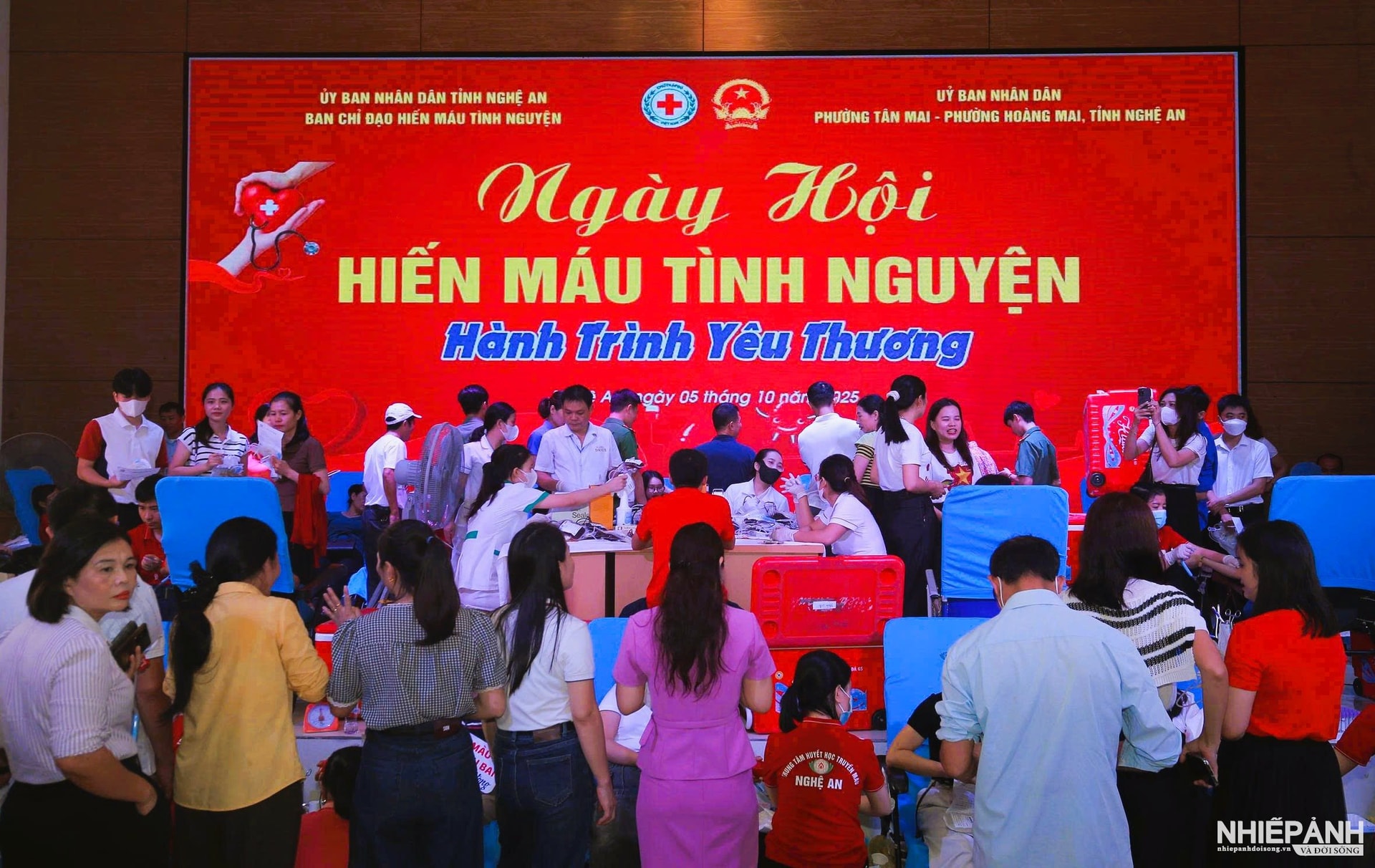 W_9.hon-1-ngan-tinh-nguyen-vien-tham-gia-hien-mau-tai-chuong-trinh..jpg