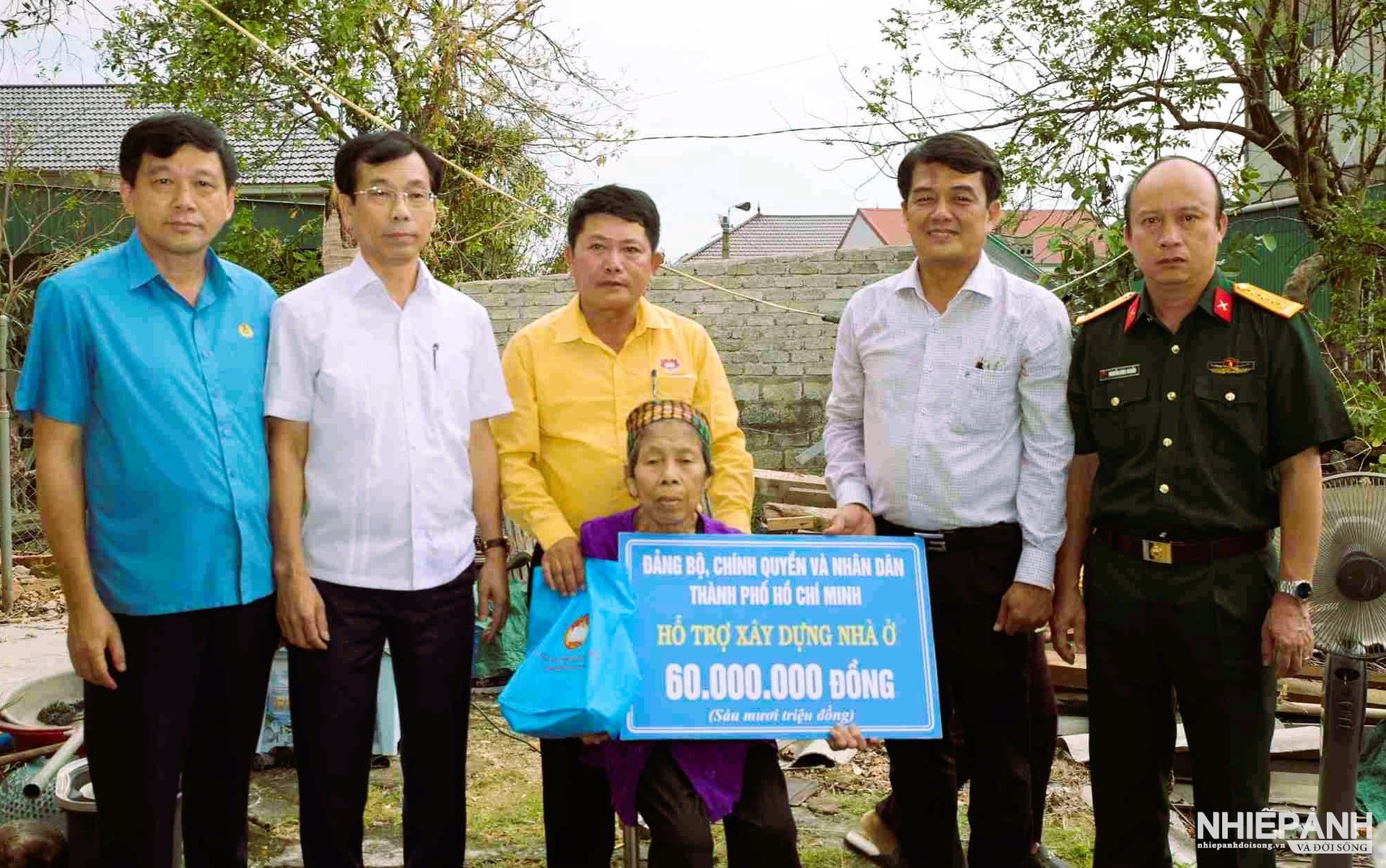 W_doan-cong-tac-tphcm-da-trao-tan-tay-mon-qua-tinh-nghia-toi-nguoi-dan-nghe-an-bi-thien-tai.-anh-ngoc-anh..jpg
