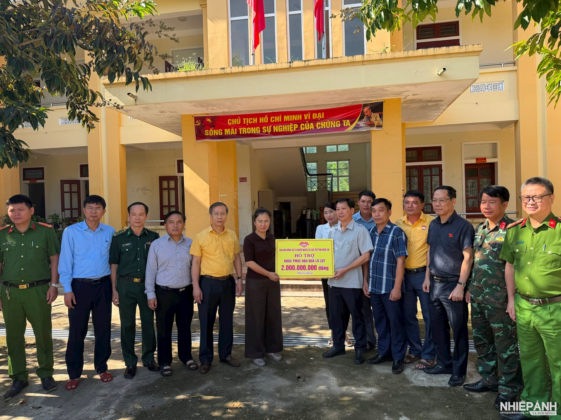 W_dong-chi-vo-thi-minh-sinh-pho-bi-thu-tinh-uy-chu-tich-uy-ban-mat-tran-to-quoc-viet-nam-tinh-truong-doan-dai-bieu-quoc-hoi-tinh-va-doan-cong-tac-trao-2-ty-dong-ho-tro-cua-tinh-cho-xa-ng.jpg