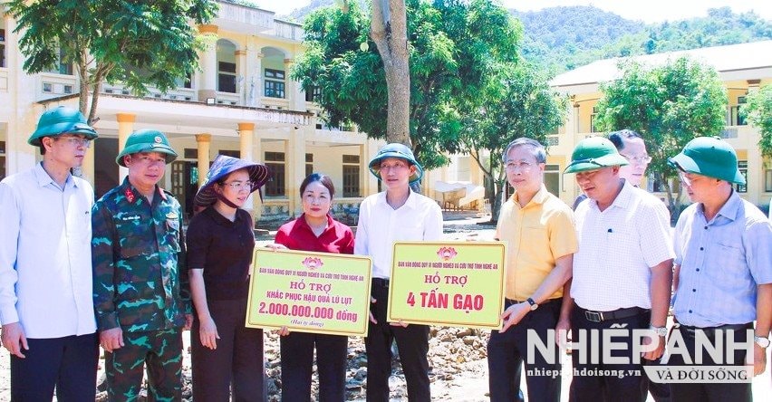 W_dong-chi-vo-thi-minh-sinh-va-doan-cong-tac-trao-ho-tro-cua-tinh-cho-xa-yen-hoa-2-ty-dong-va-3-tan-gao-khac-phuc-hau-qua-mua-bao.jpg