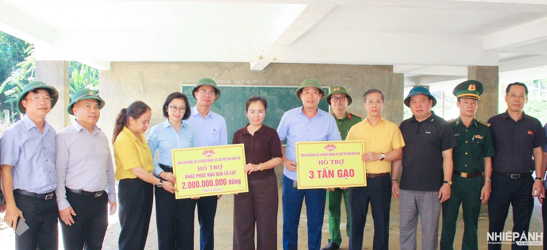 W_dong-chi-vo-thi-minh-sinh-va-doan-cong-tac-trao-ho-tro-cua-tinh-cho-xa-yen-na-2-ty-dong-va-3-tan-gao-khac-phuc-hau-qua-mua-bao-3-.jpeg